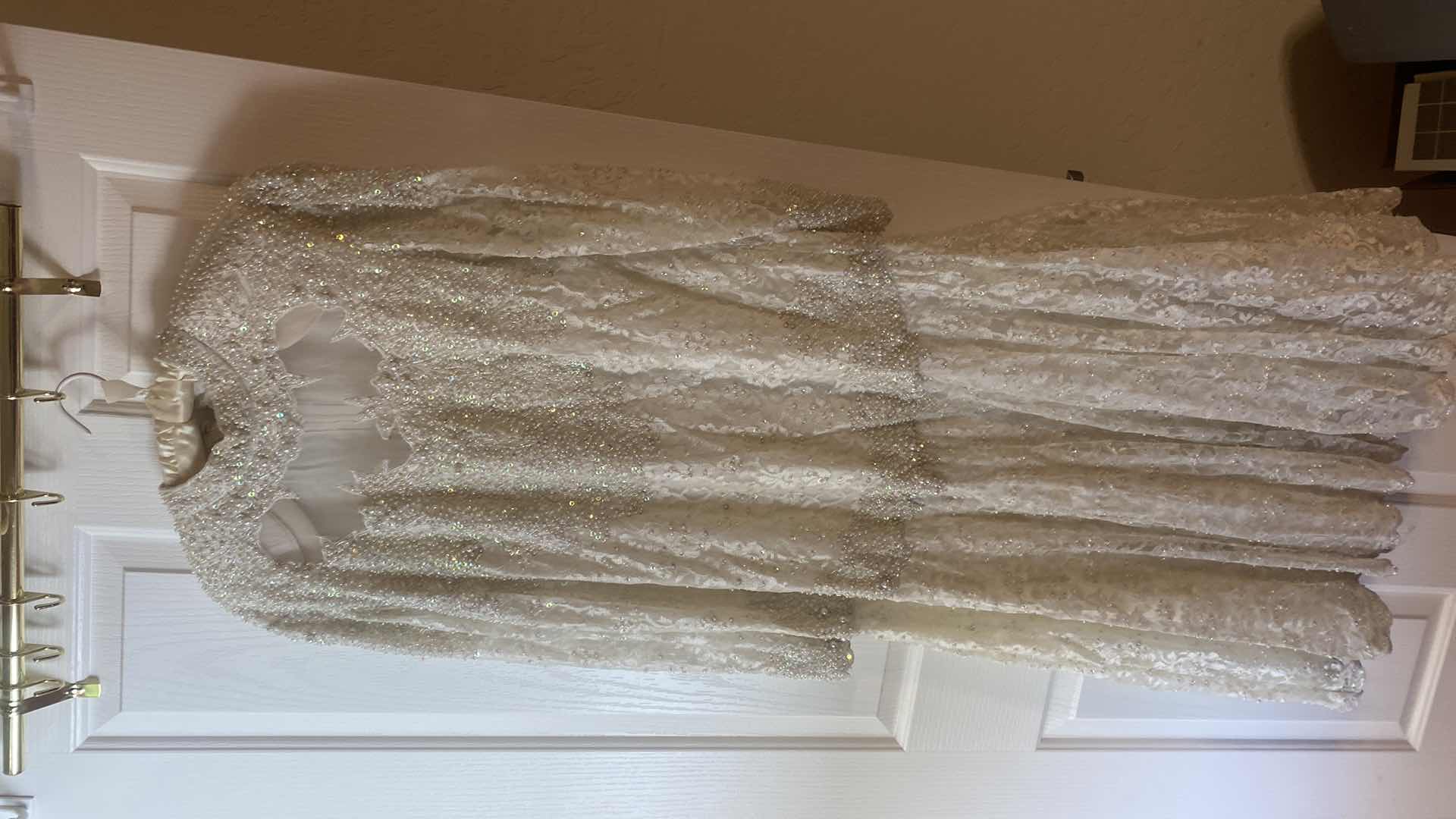 Photo 1 of WOMENS SIZE 1X WEDDING GOWN