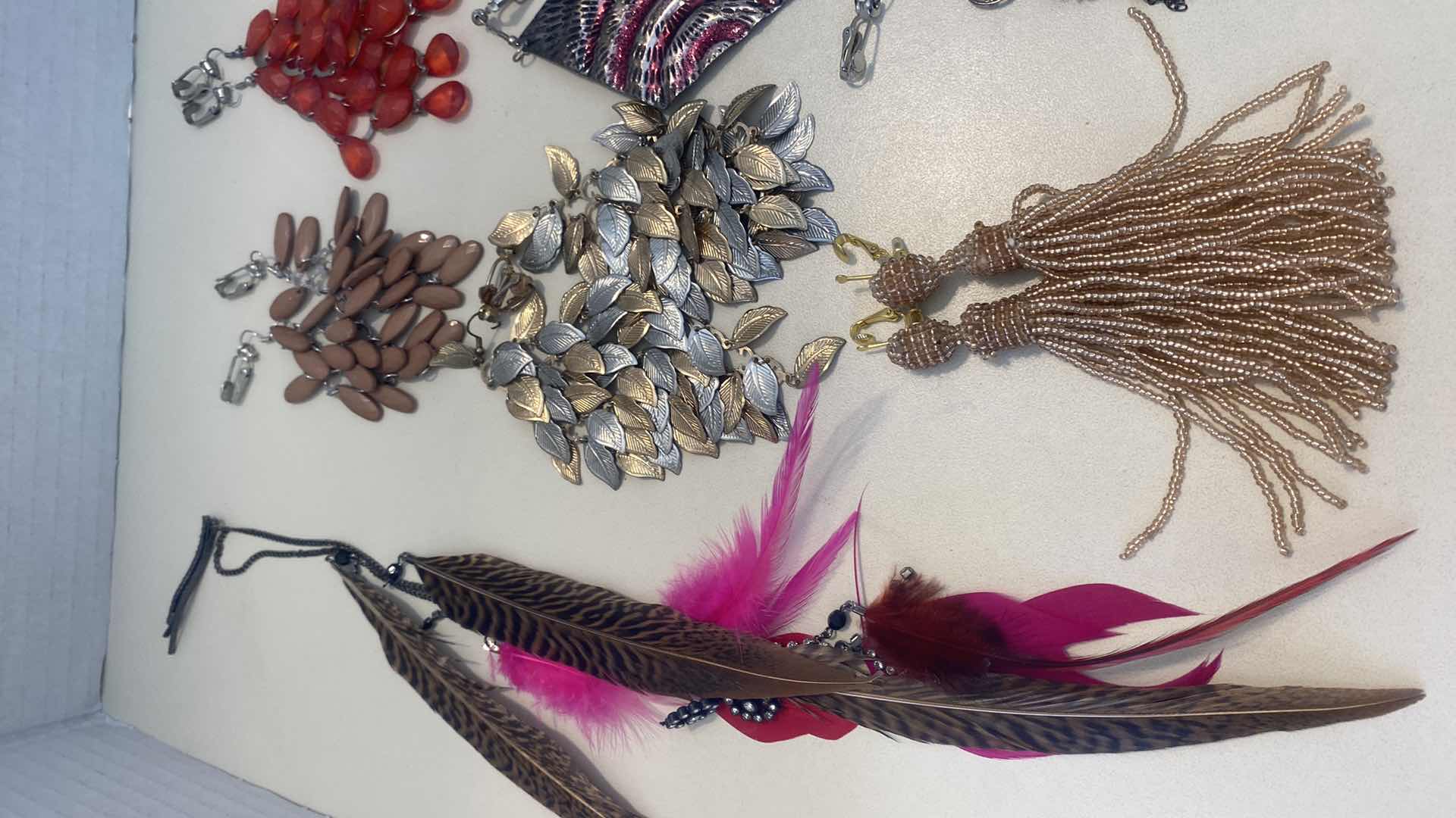 Photo 1 of 11 - EARRINGS & 1 FEATHER FASHION JEWELRY