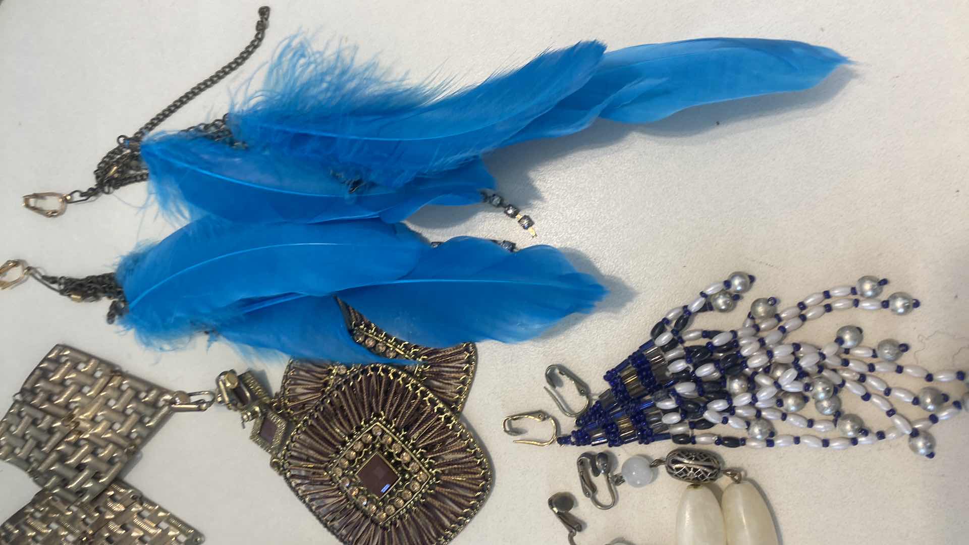 Photo 1 of 11 - EARRINGS & 1 FEATHER FASHION JEWELRY