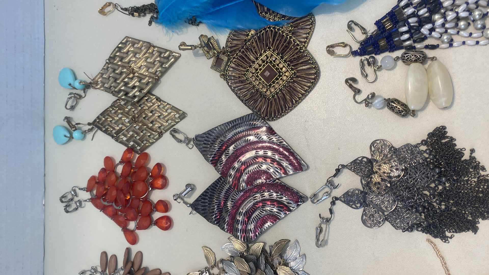 Photo 1 of 11 - EARRINGS & 1 FEATHER FASHION JEWELRY