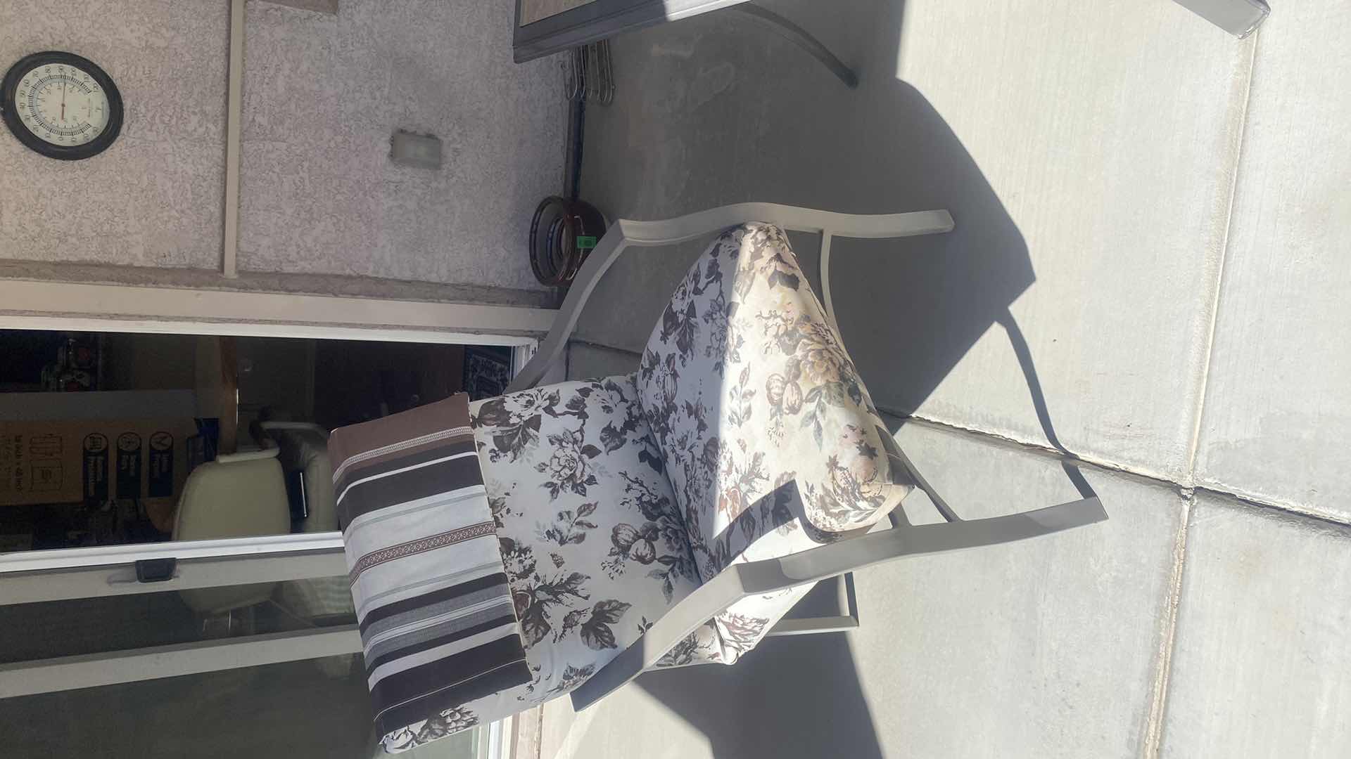 Photo 1 of 5 - PIECE ALUMINUM & RESIN PATIO SET TABLE 66“ x 38“ H 28 1/2”