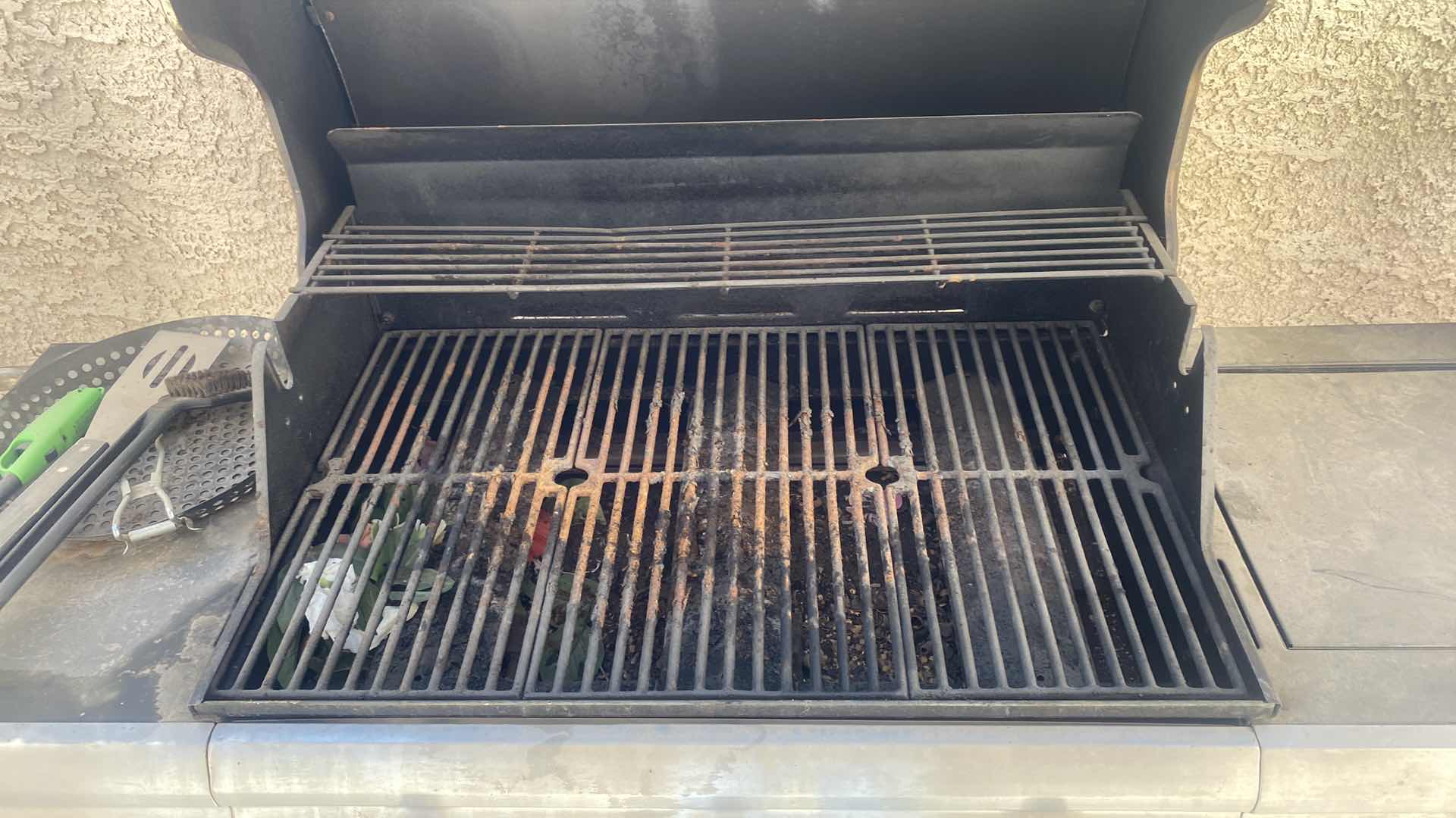 Photo 1 of BRINKMAN GRILL WITH PROPANE TANK 60” X 22” H48”