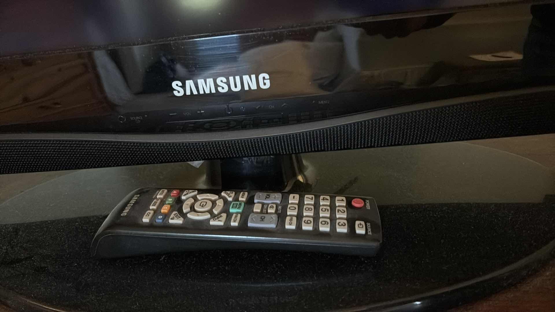 Photo 1 of 31” SAMSUNG TV, REMOTE