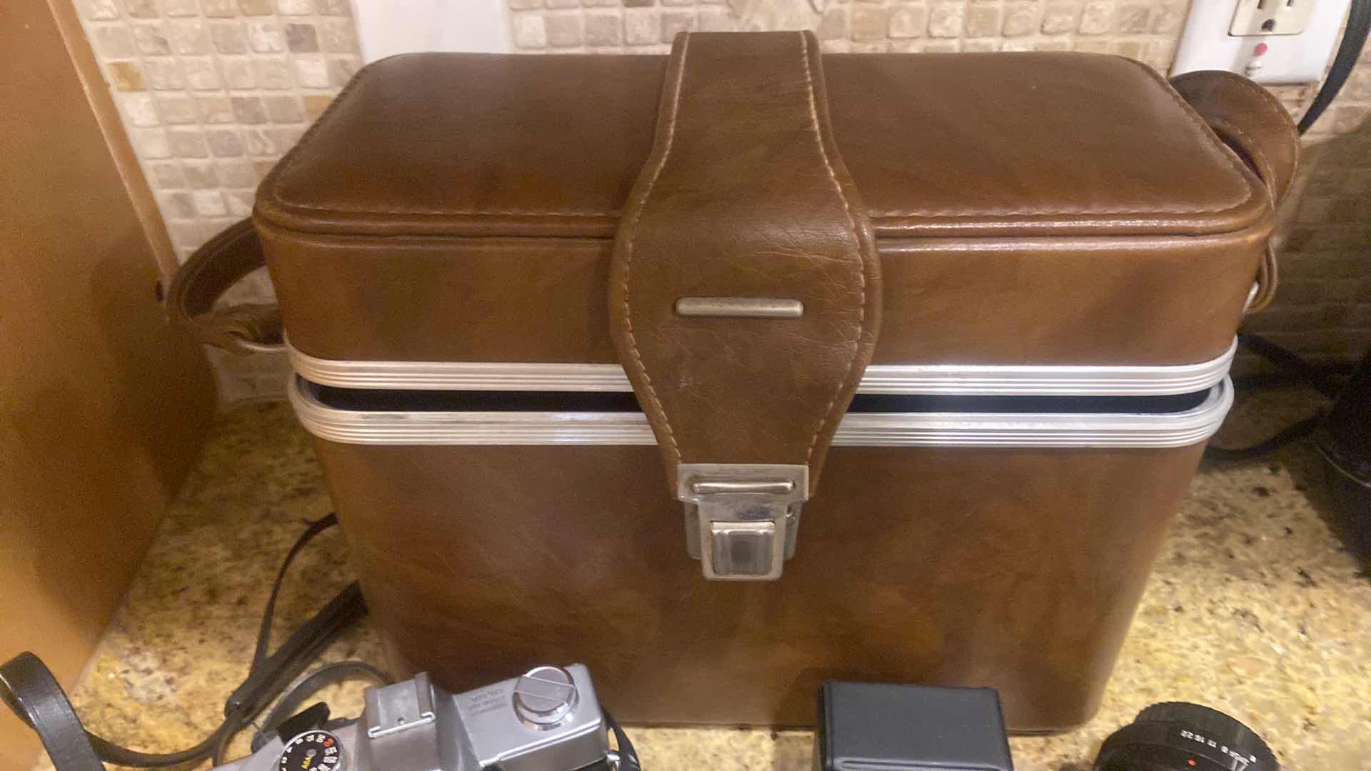 Photo 1 of VINTAGE MINOLTA 35mm CAMERA, VIVITAR LENS & FLASH WITH CASE