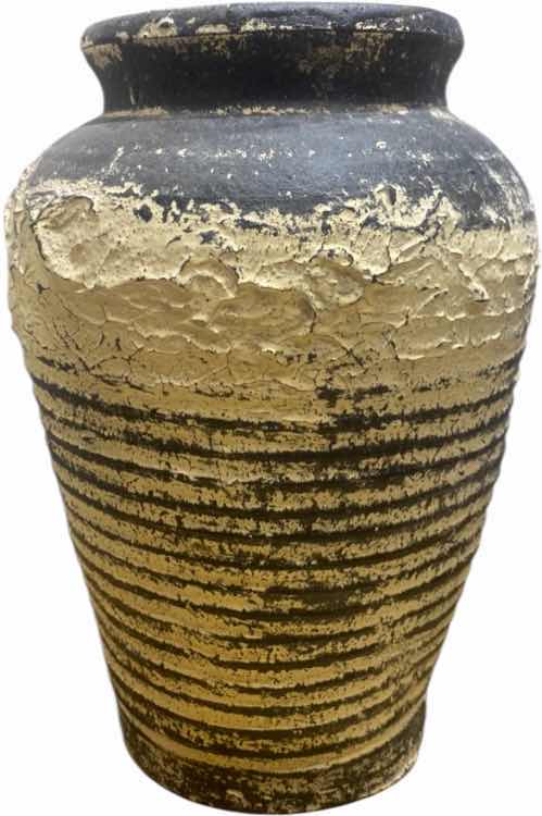 Photo 1 of POTTERY VASE H11”