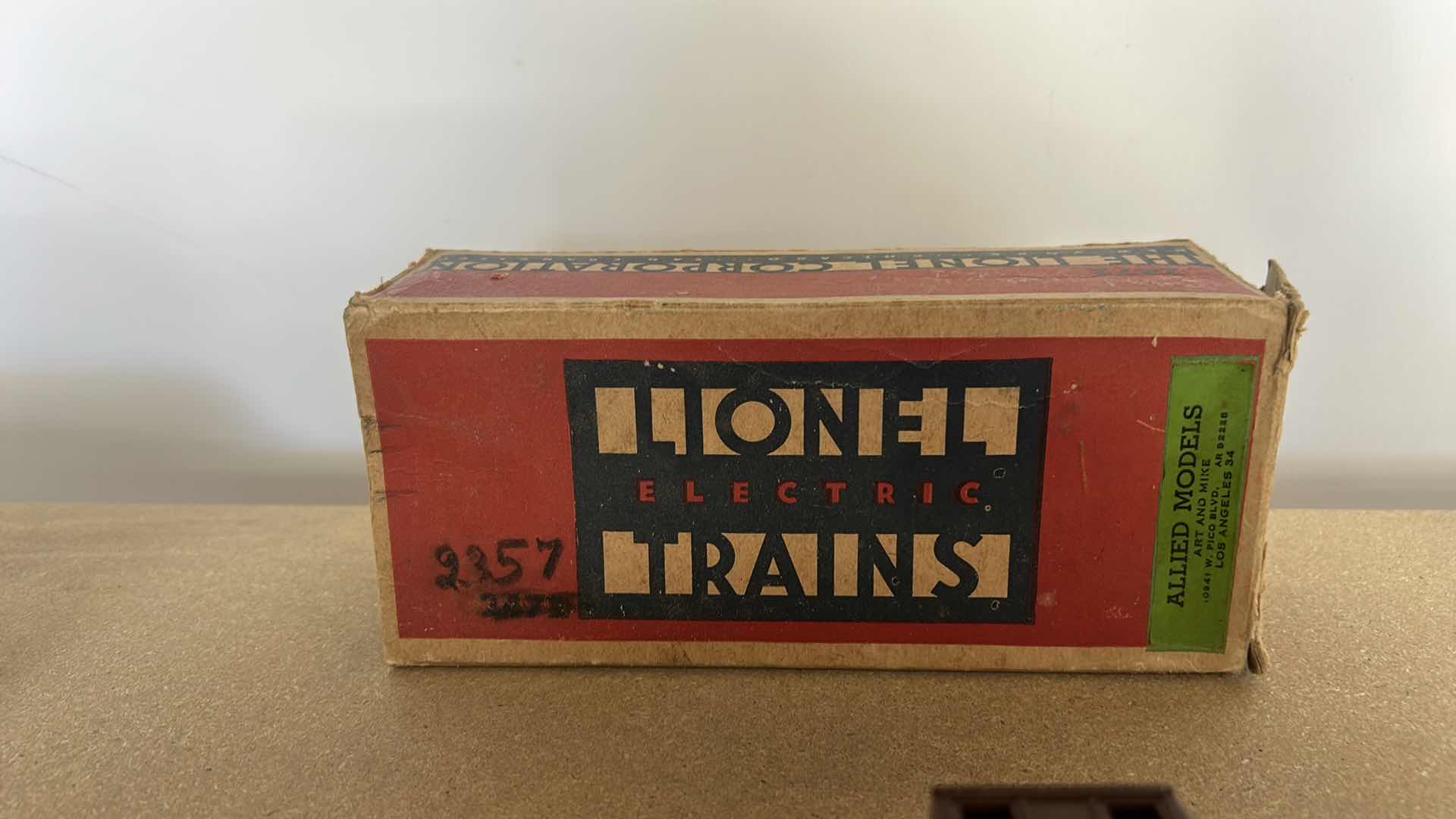 Photo 1 of VINTAGE LIONEL POSTWAR NO. 2357 SOUTHERN PACIFIC (SP) CABOOSE IN TUSCAN BROWN.