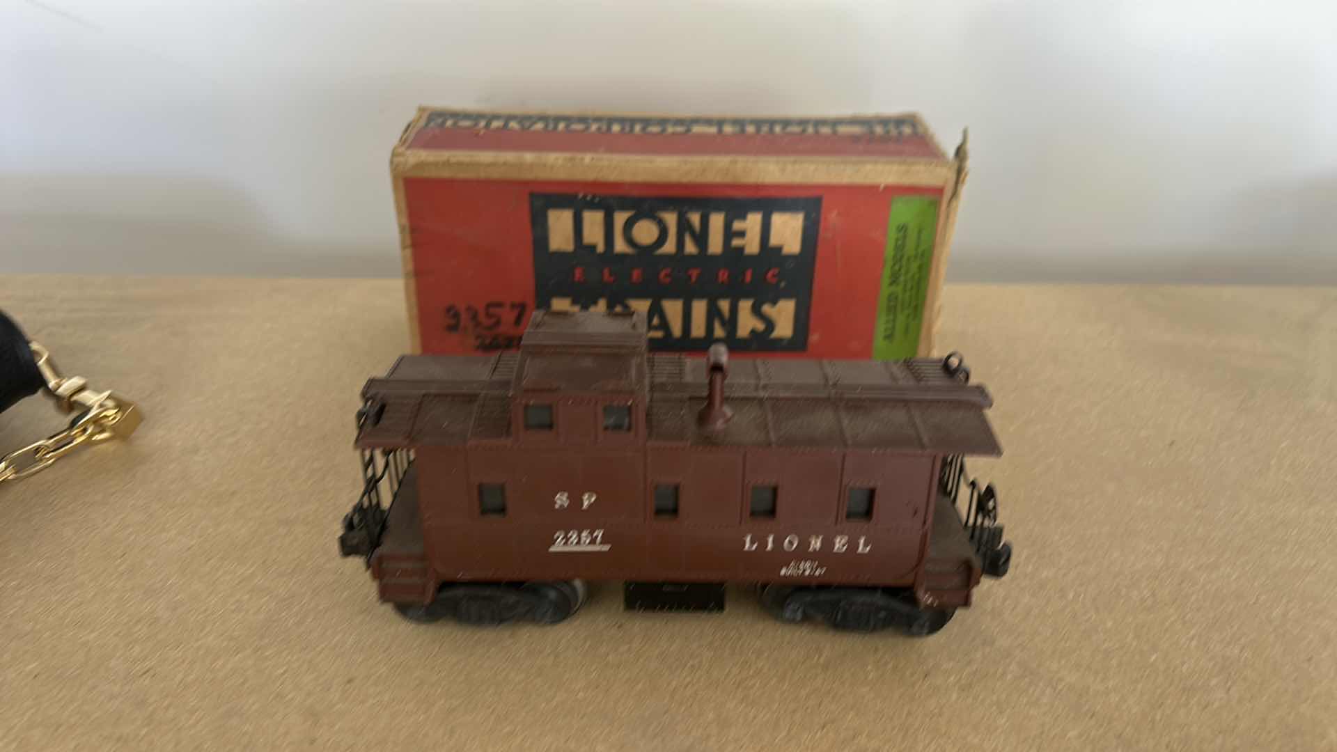 Photo 1 of VINTAGE LIONEL POSTWAR NO. 2357 SOUTHERN PACIFIC (SP) CABOOSE IN TUSCAN BROWN.