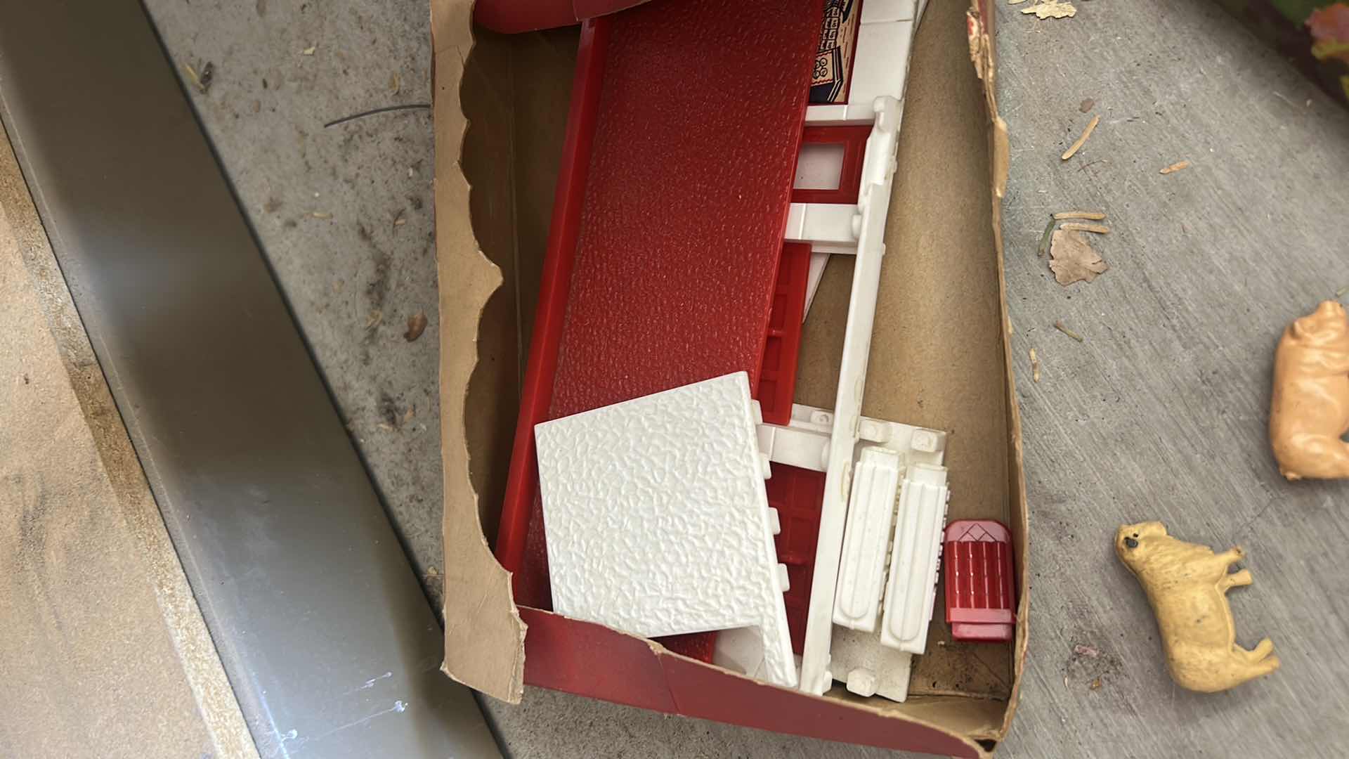 Photo 1 of VINTAGE LIONEL TRAIN ACCESSORIES