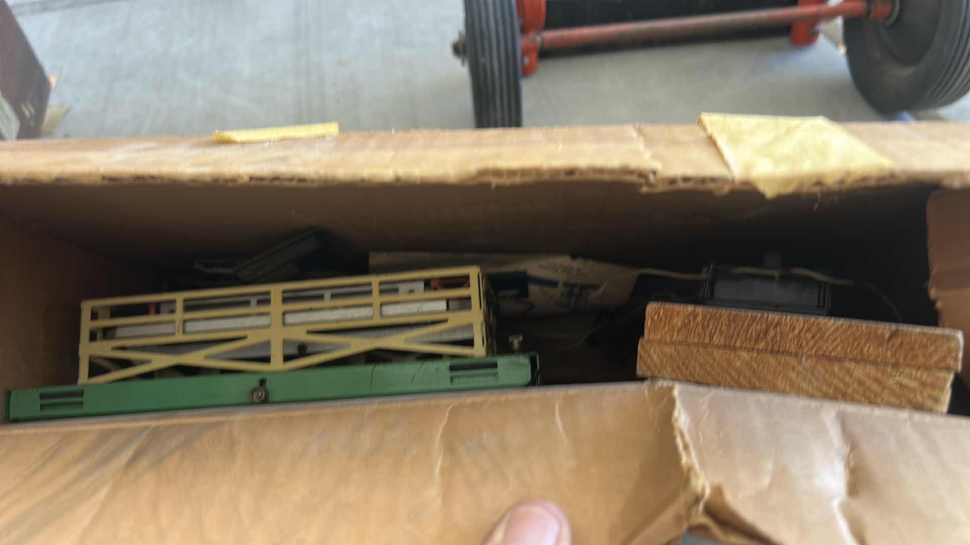 Photo 1 of VINTAGE LIONEL TRAIN ACCESSORIES