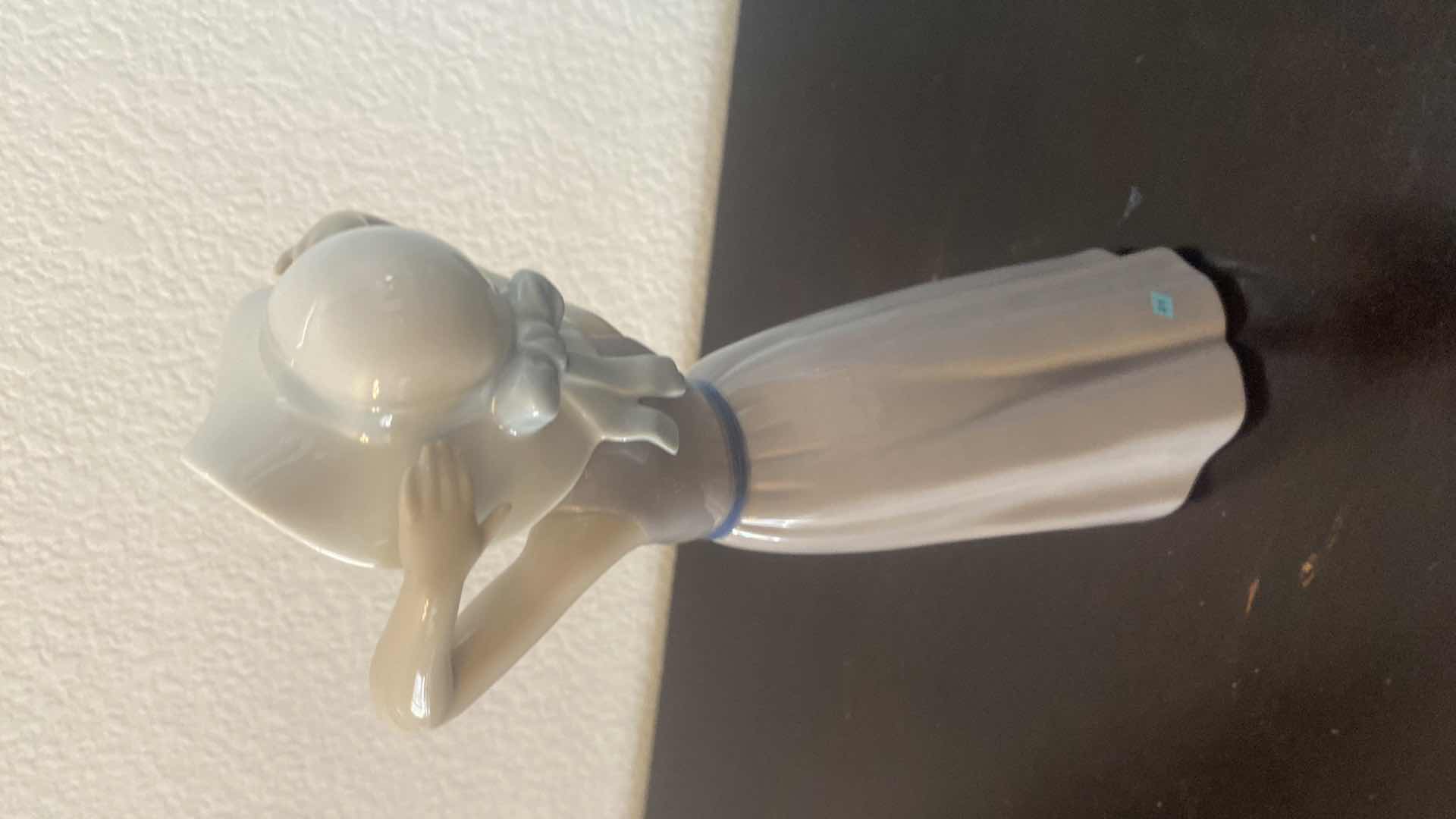 Photo 1 of VINTAGE  LLADRO “ BASHFUL GIRL WITH STRAW HAT” WITH BOX H 10“