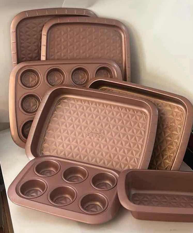 View 2 of ROSE GOLD NONSTICK BAKEWARE SET WITH BAKING PANS, MUFFIN PANS & LOAF PAN
COORDINATING METALLIC FINISH WITH TEXTURED BAKING SURFACES
ESTIMATED RETAIL VALUE: $75–$100