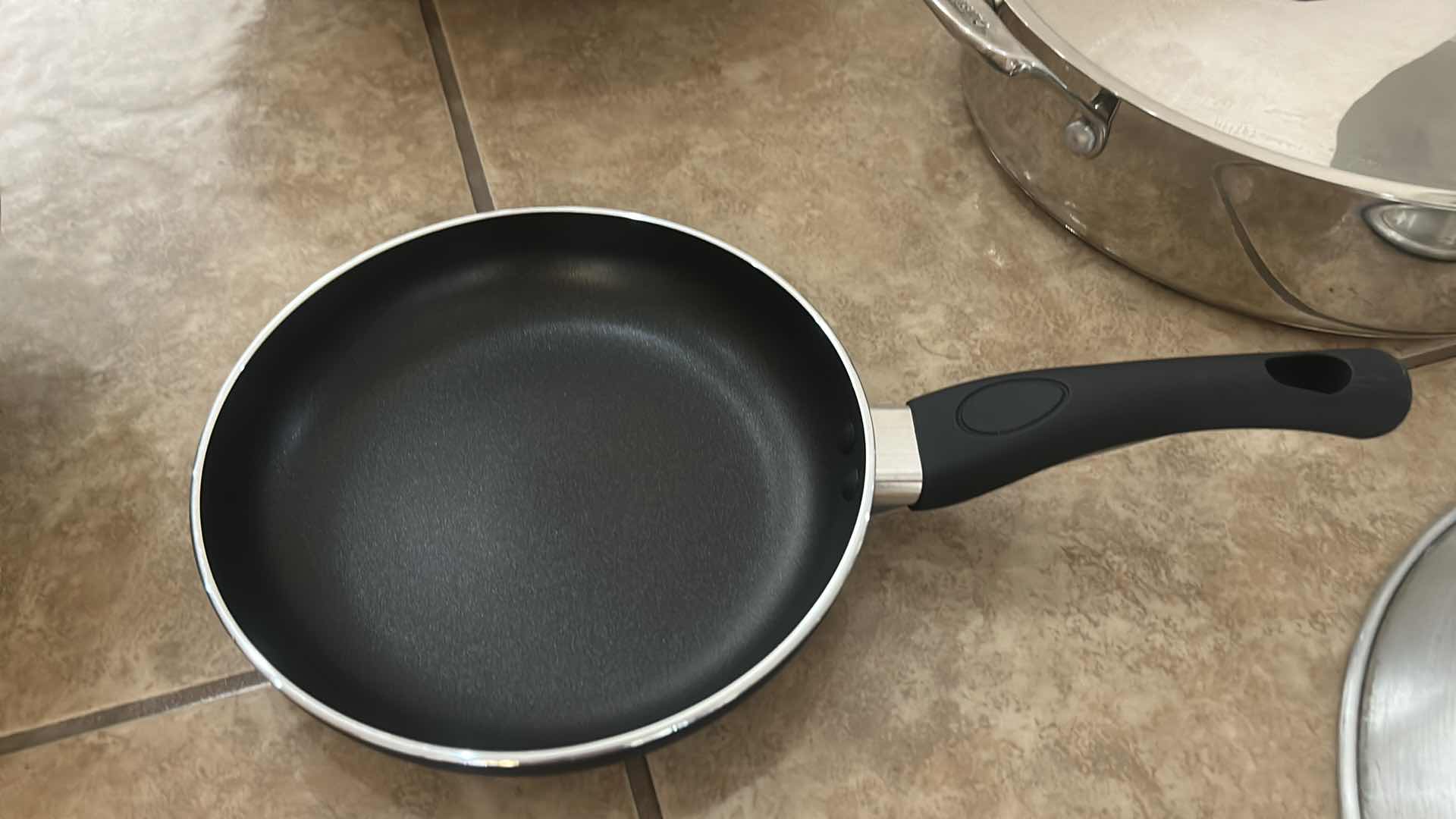 Photo 1 of ASSORTED COOKWARE LOT WITH WOKS, SKILLET, LIDDED PAN & DOME LIDS
MIXED STAINLESS STEEL AND NONSTICK COOKWARE
ESTIMATED RETAIL VALUE: $100–$150