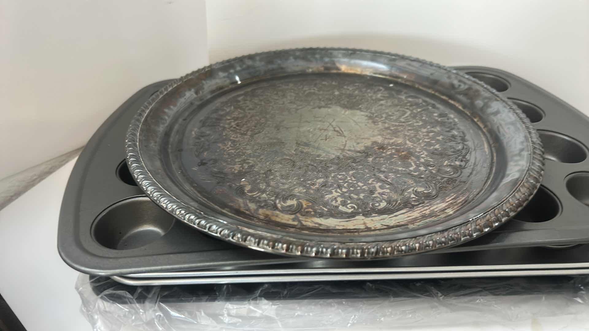 Photo 1 of ASSORTED KITCHEN BAKEWARE & COOKWARE LOT