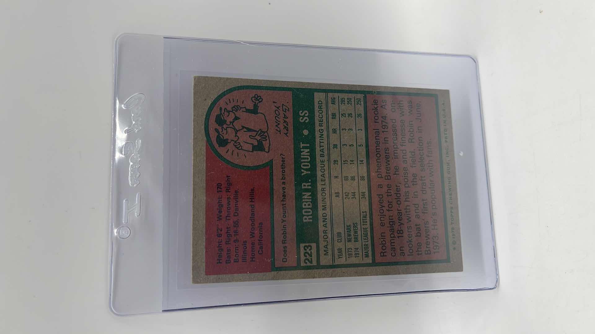 Photo 1 of RARE 1975 ROBIN YOUNT TOPPS ROOKIE CARD 223 APPROX VALUE $500