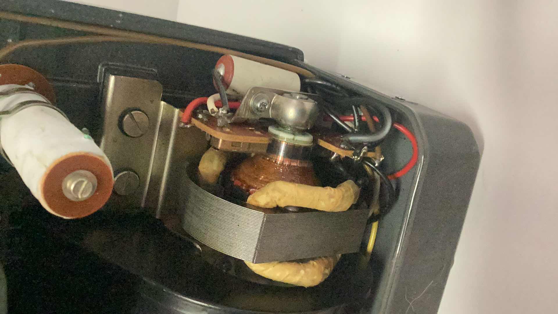 Photo 1 of VINTAGE HONEYWELL ELMO 330 UNTESTED