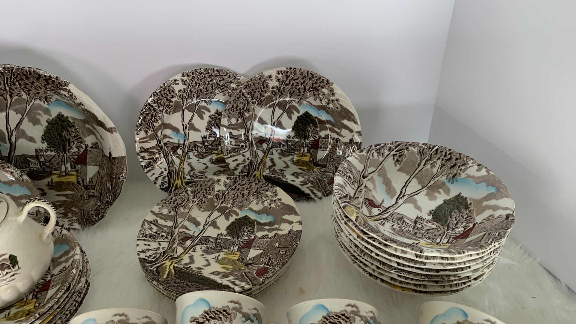 Photo 1 of W.H. GRINDLEY STAFFORDSHIRE ENGLAND PORCELAIN, 33 PIECES