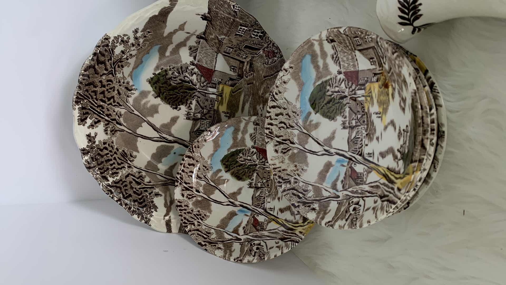 Photo 1 of W.H. GRINDLEY STAFFORDSHIRE ENGLAND PORCELAIN, 33 PIECES