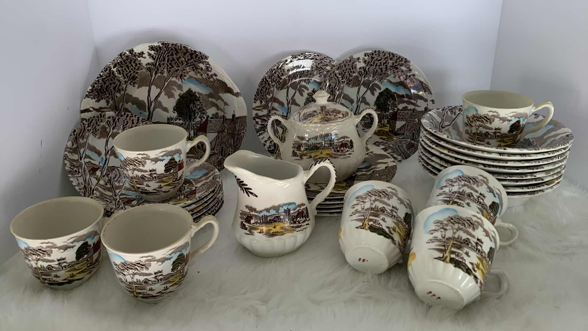 Photo 1 of W.H. GRINDLEY STAFFORDSHIRE ENGLAND PORCELAIN, 33 PIECES