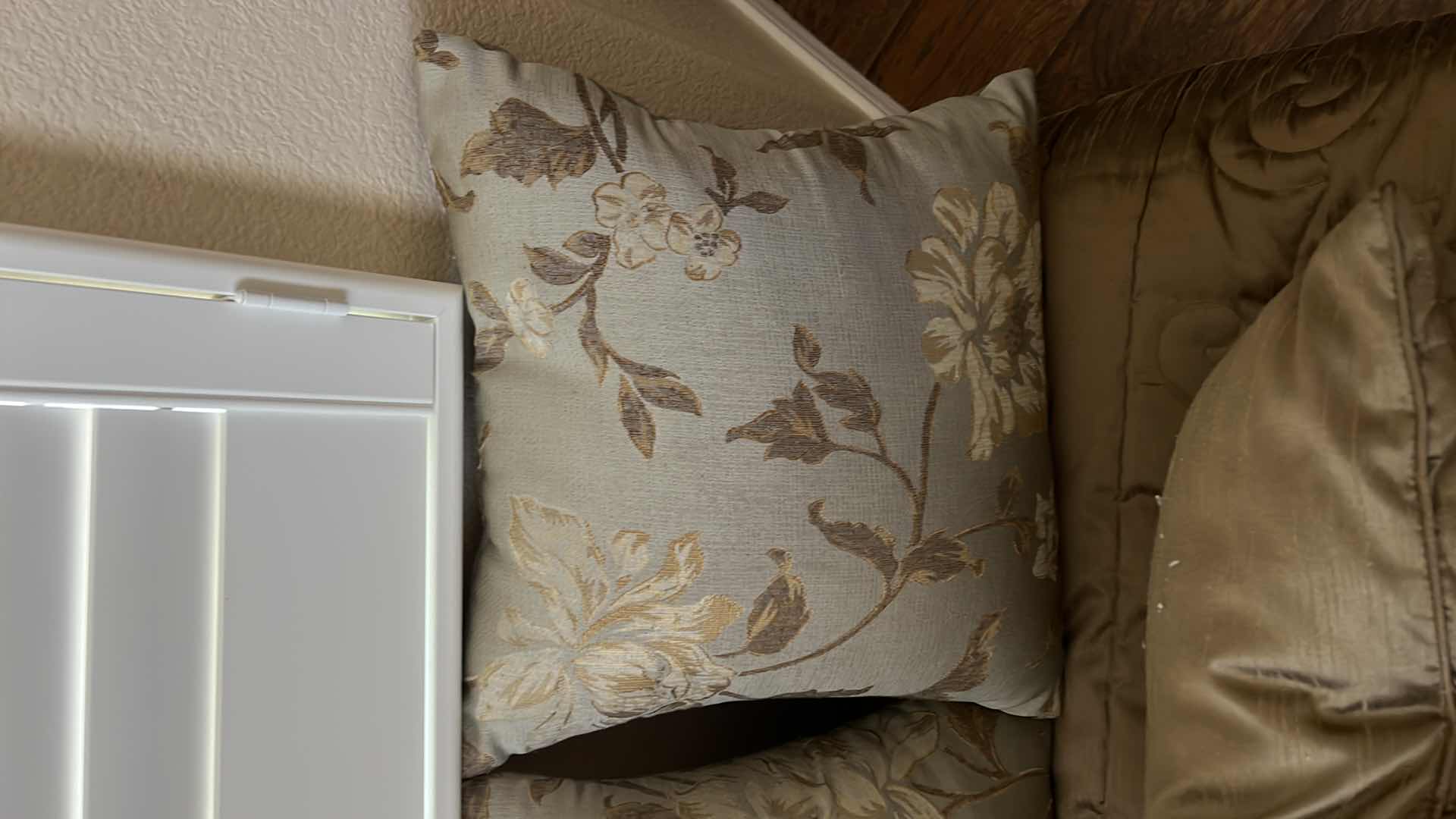 Photo 1 of OLIVE GREEN QUEEN BEDSPREAD W 4 DECORATIVE ACCENT PILLOWS