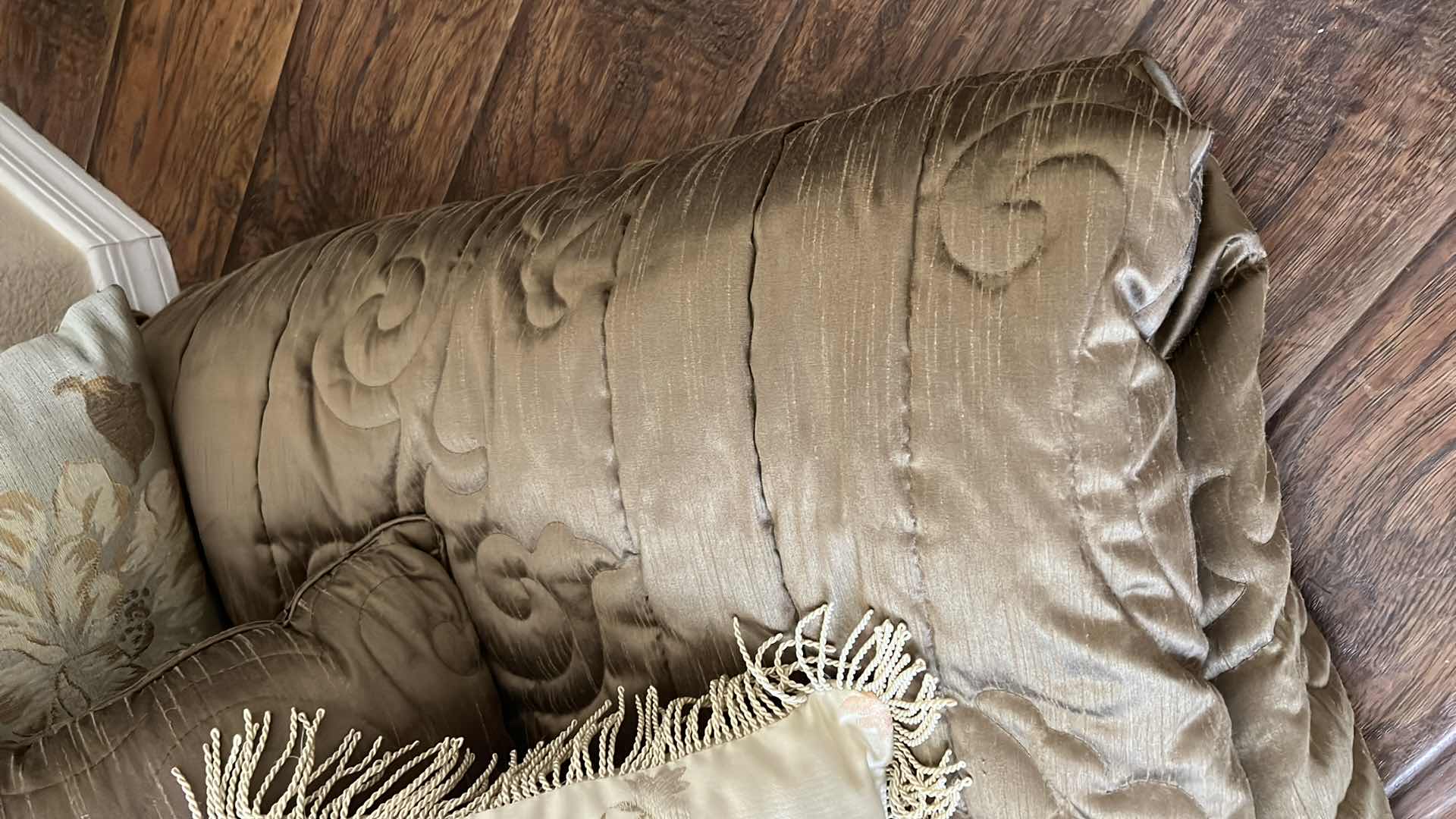 Photo 1 of OLIVE GREEN QUEEN BEDSPREAD W 4 DECORATIVE ACCENT PILLOWS