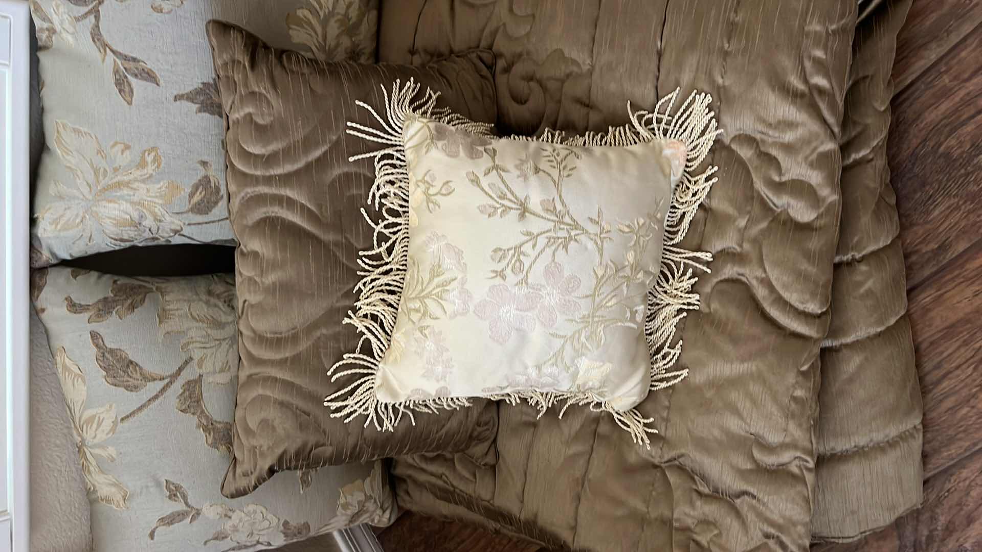 Photo 1 of OLIVE GREEN QUEEN BEDSPREAD W 4 DECORATIVE ACCENT PILLOWS