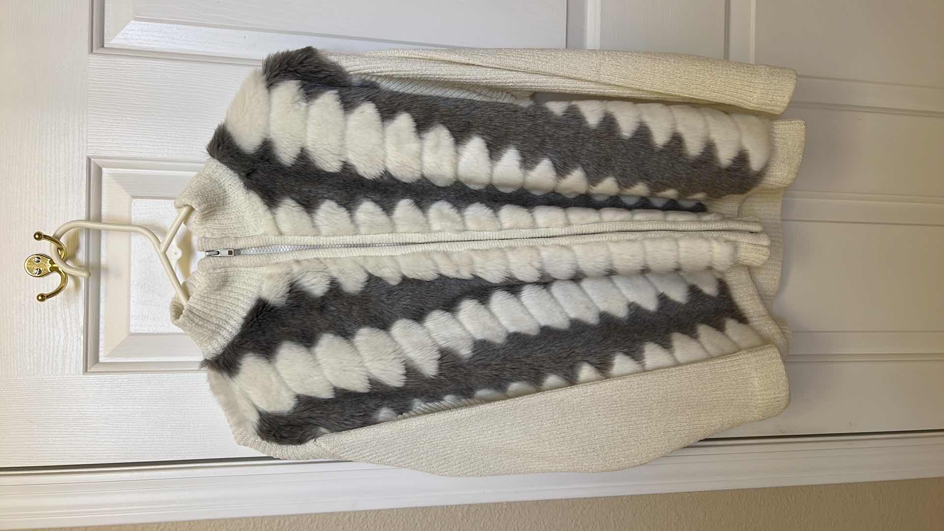 Photo 1 of LISA INTERNATIONAL LADIES IVORY SWEATER (XL)