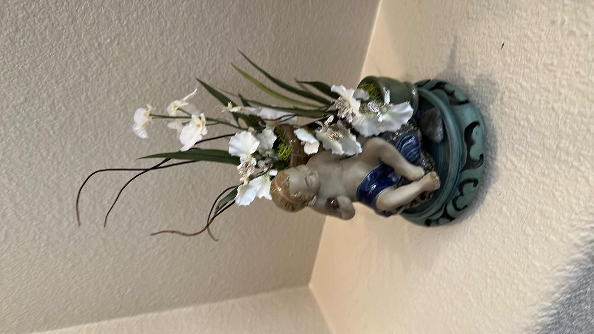 Photo 1 of FLORAL LAMP AND DECORATIVE ITEMS