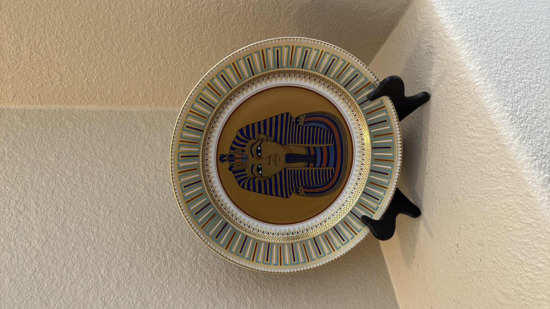 Photo 1 of DECORATIVE PLATE NUMBER 3104 KING TUT