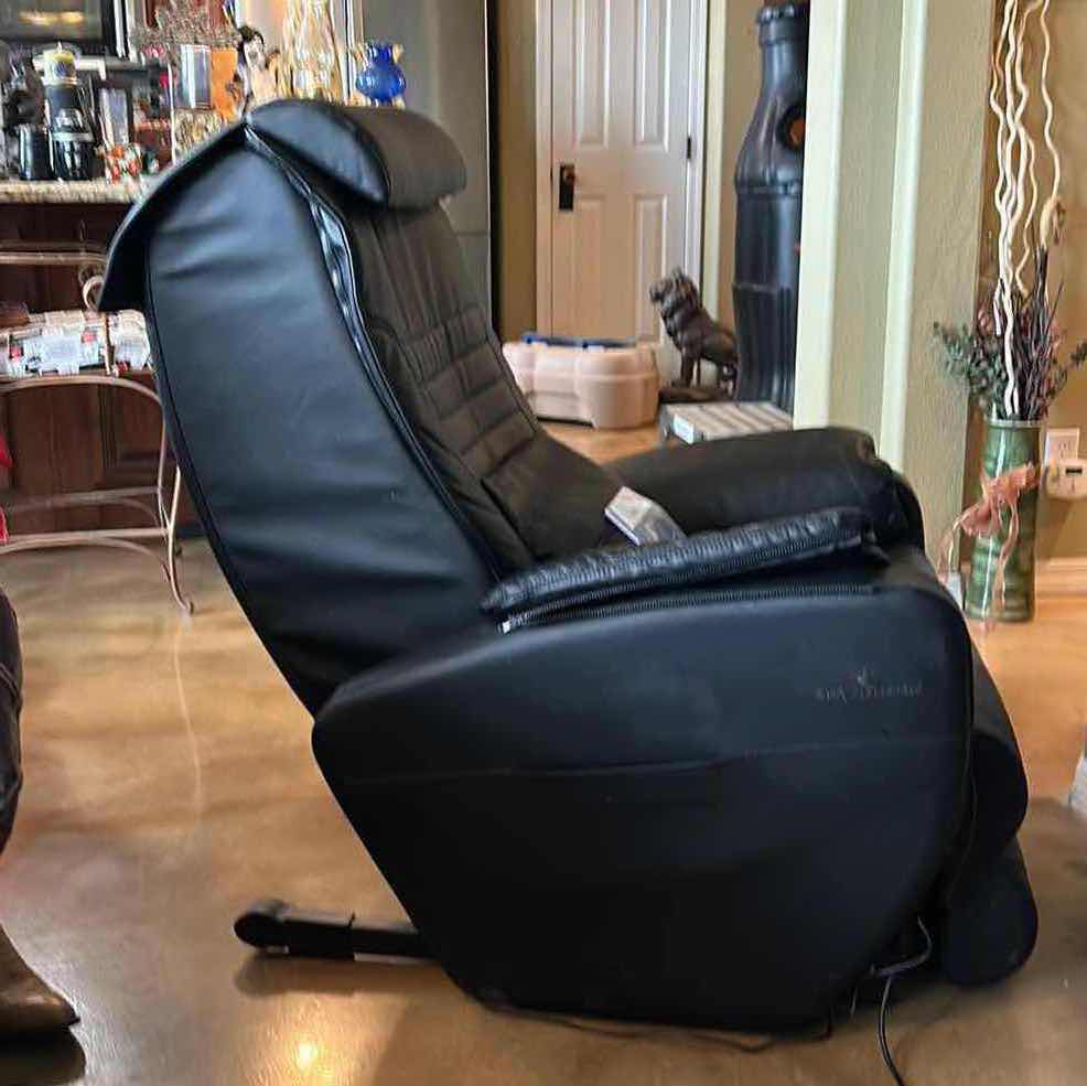 Photo 4 of SPA DYNAMIX REJUVIO MASSAGE CHAIR  (WORKS)