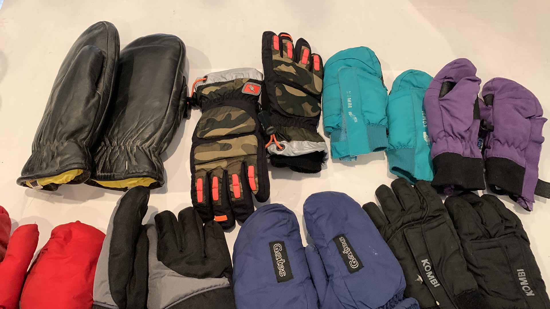 Photo 1 of KIDS SKI GLOVES