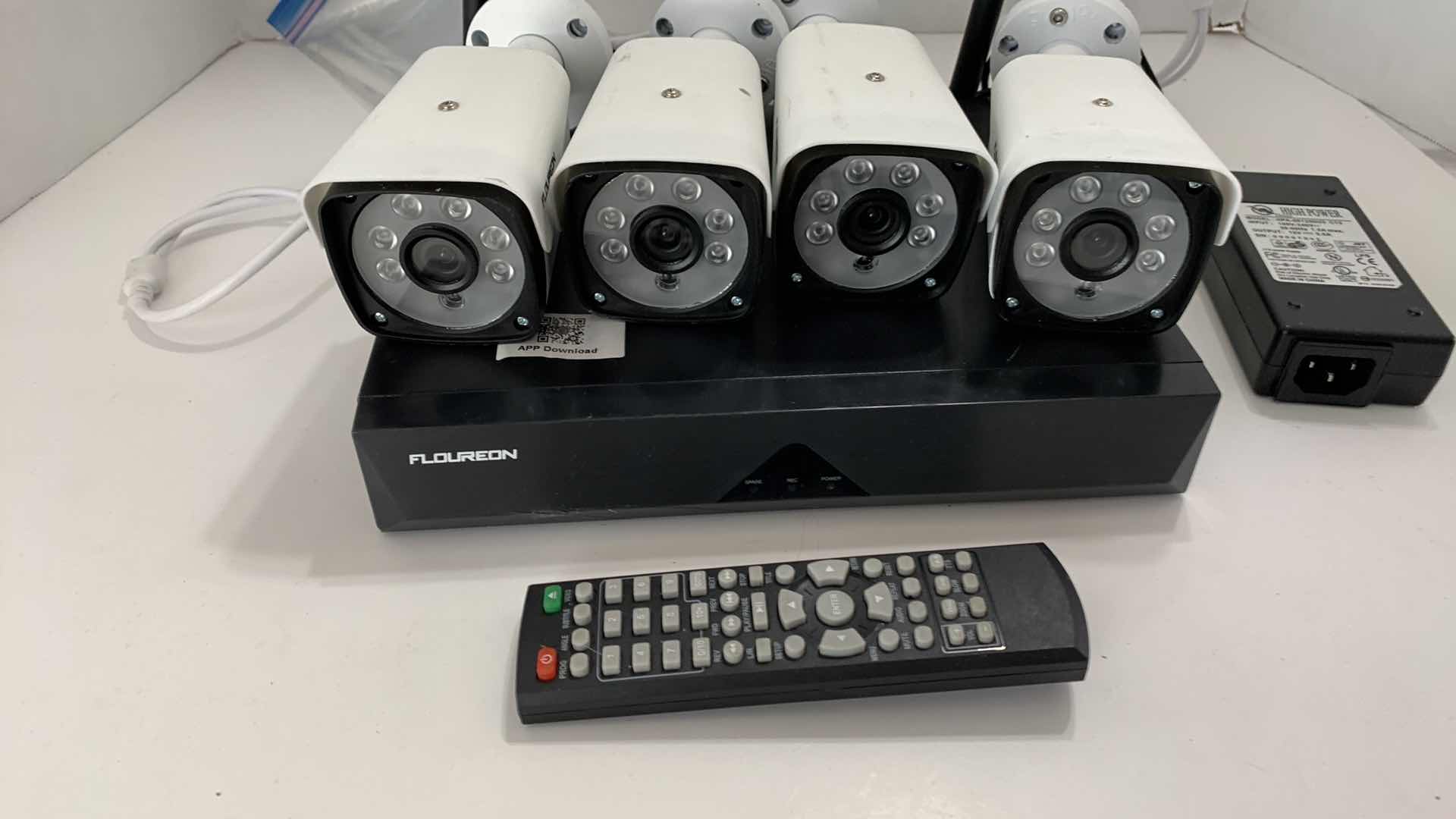 Photo 1 of FLOUREON SN-NVK-4007W20-1T SECURITY CAMERA SYSTEM