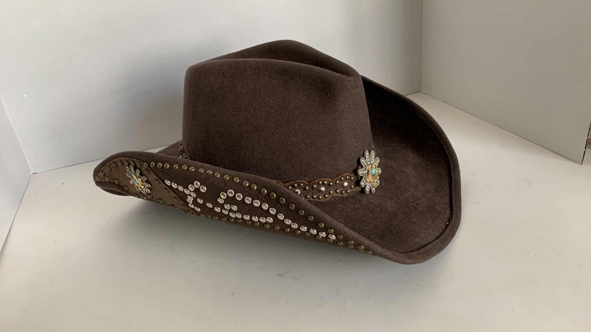 Photo 1 of MENS WESTERN THEMED HAT