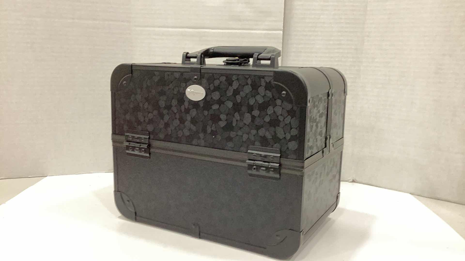 Photo 1 of MAKE UP BOX