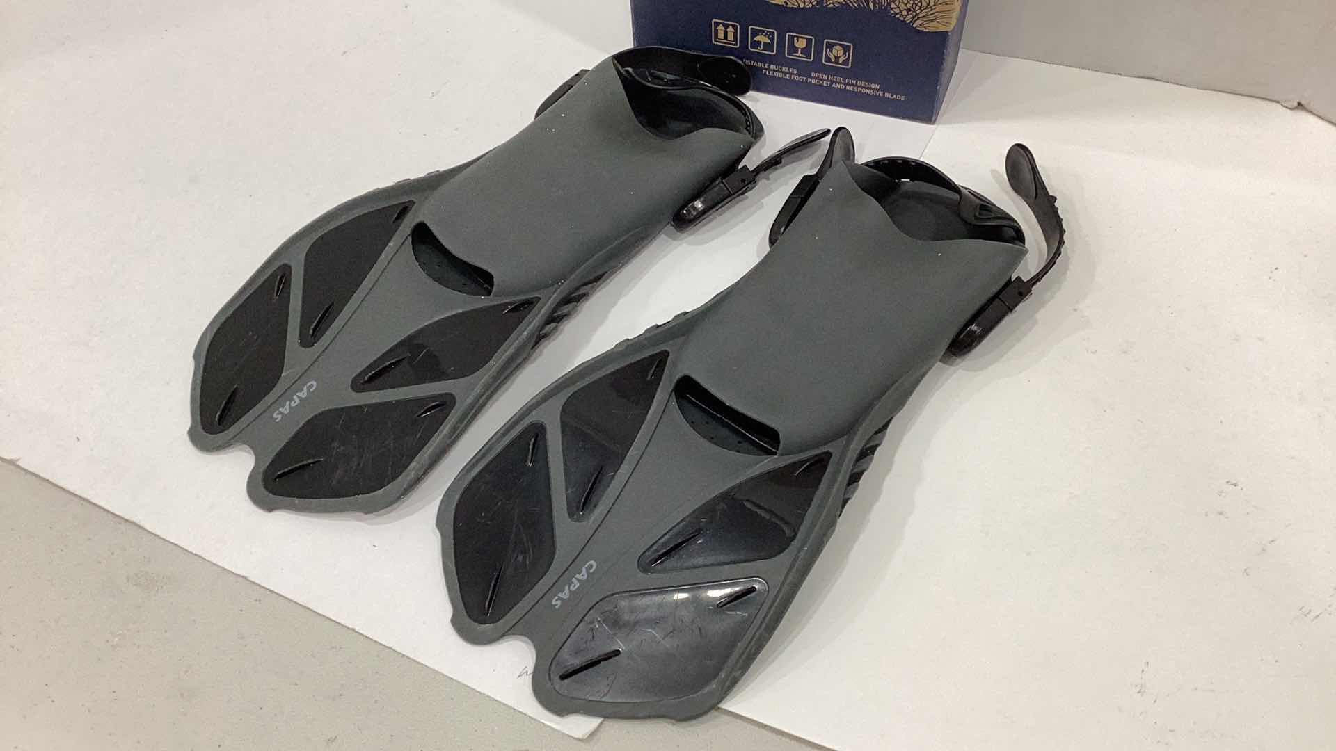 Photo 1 of CAPAS FINS SIZE 9-13