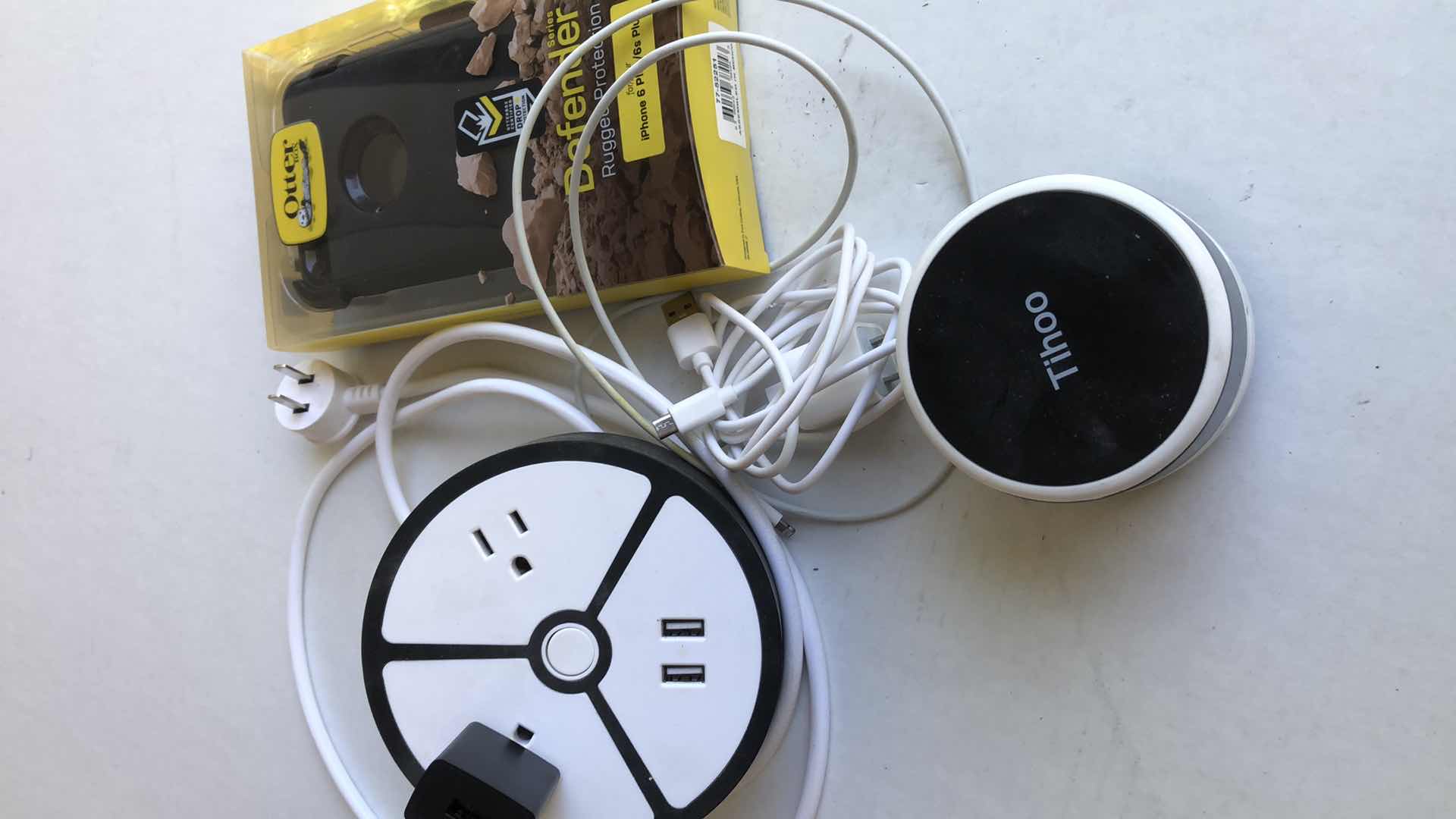 Photo 1 of ELECTRONIC GOODS: USB HUB, OTTER CASE, TIHOO