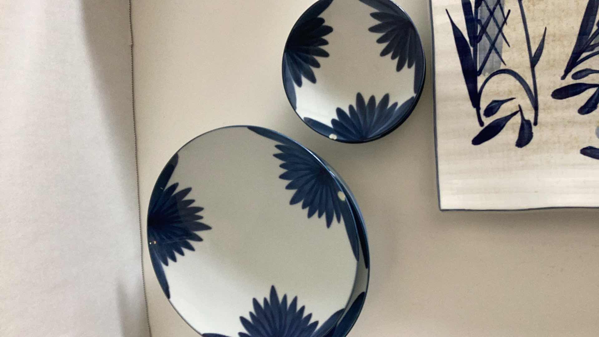 Photo 4 of SET OF JAPANESE SERVING DISHES