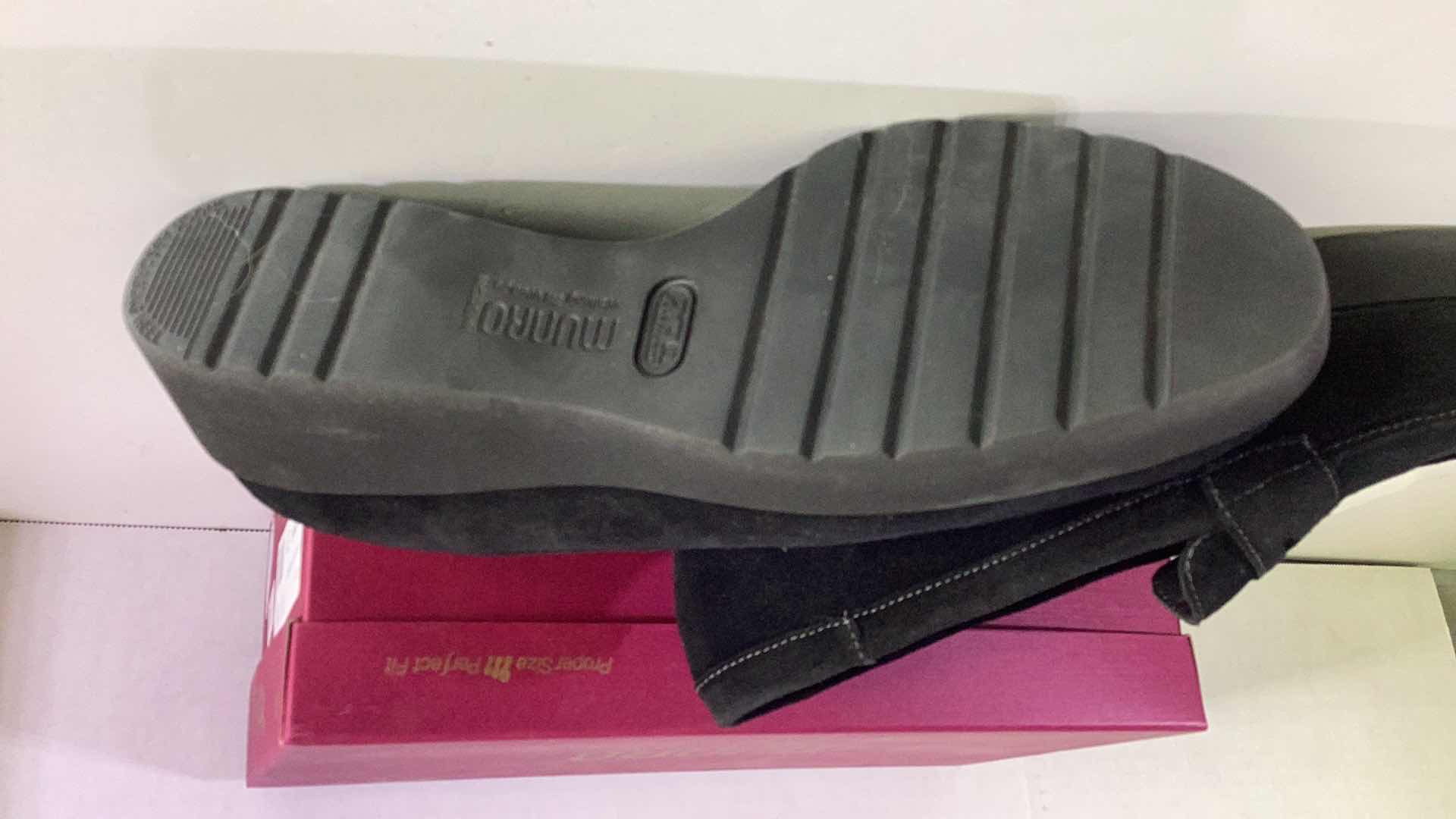 Photo 1 of MUNRO WOMENS SIZE 9.5 SUEDE SHOE