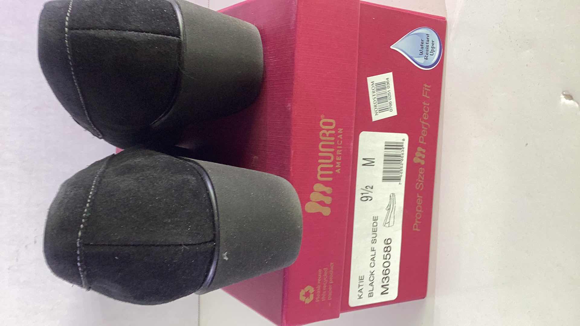 Photo 1 of MUNRO WOMENS SIZE 9.5 SUEDE SHOE
