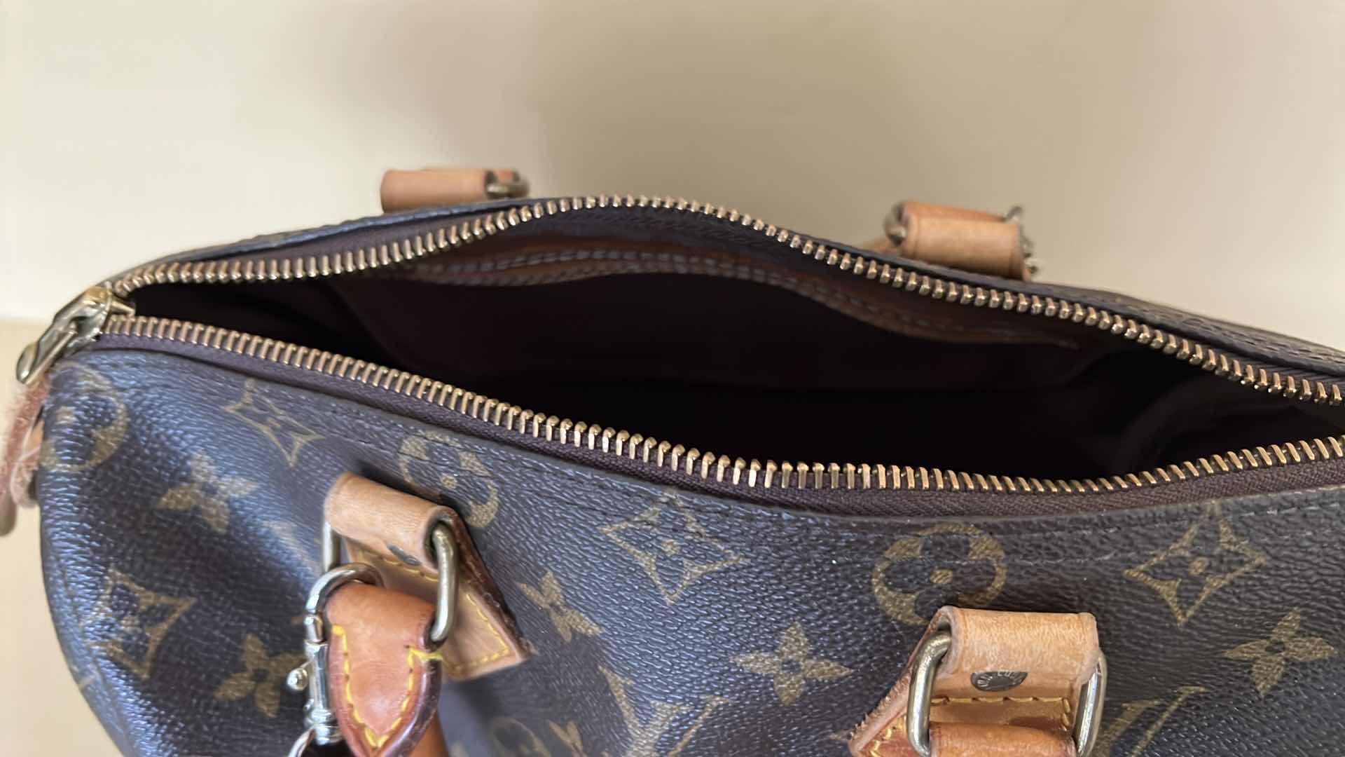 Photo 1 of LOUIS VUITTON CLASSIC HANDBAG (NOT AUTHENTIC)