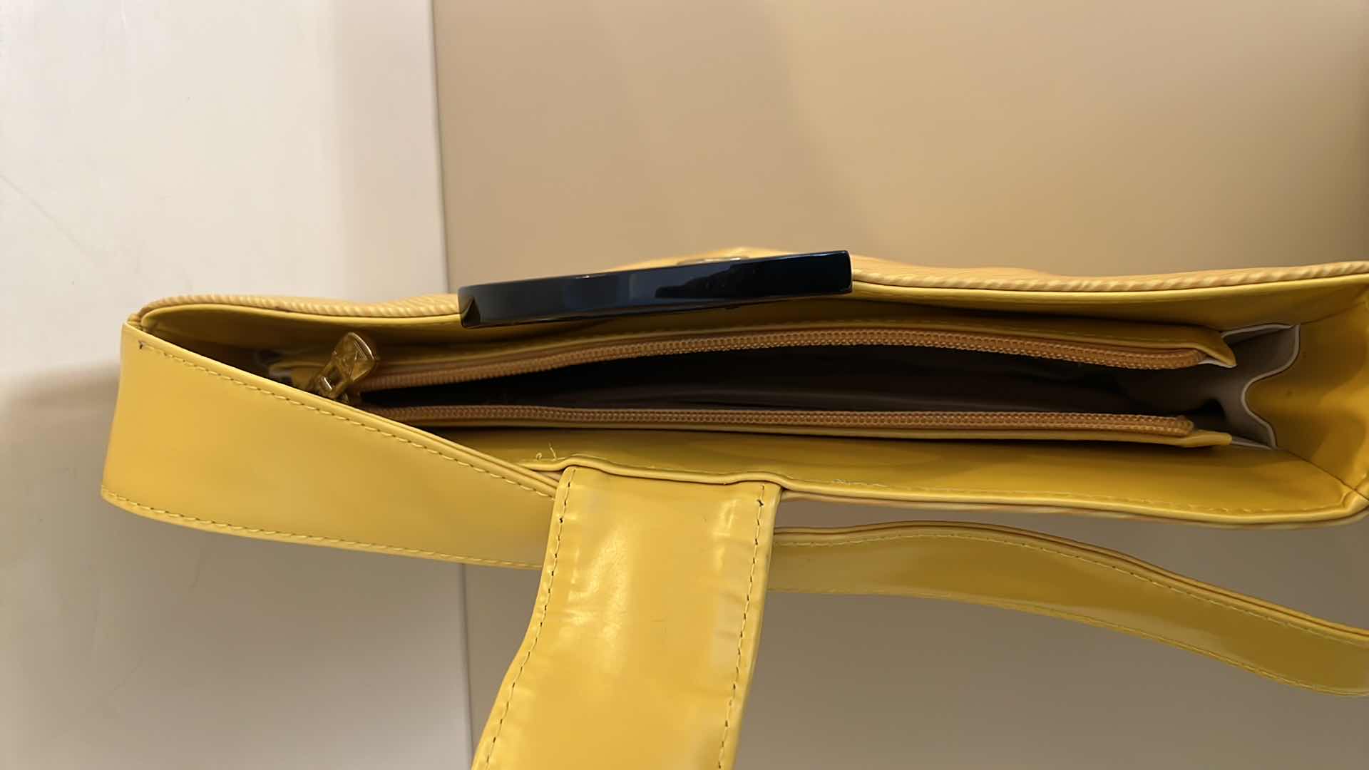 Photo 1 of CANARY YELLOW LOUIS VUITTON HANDBAG (NOT AUTHENTIC)
