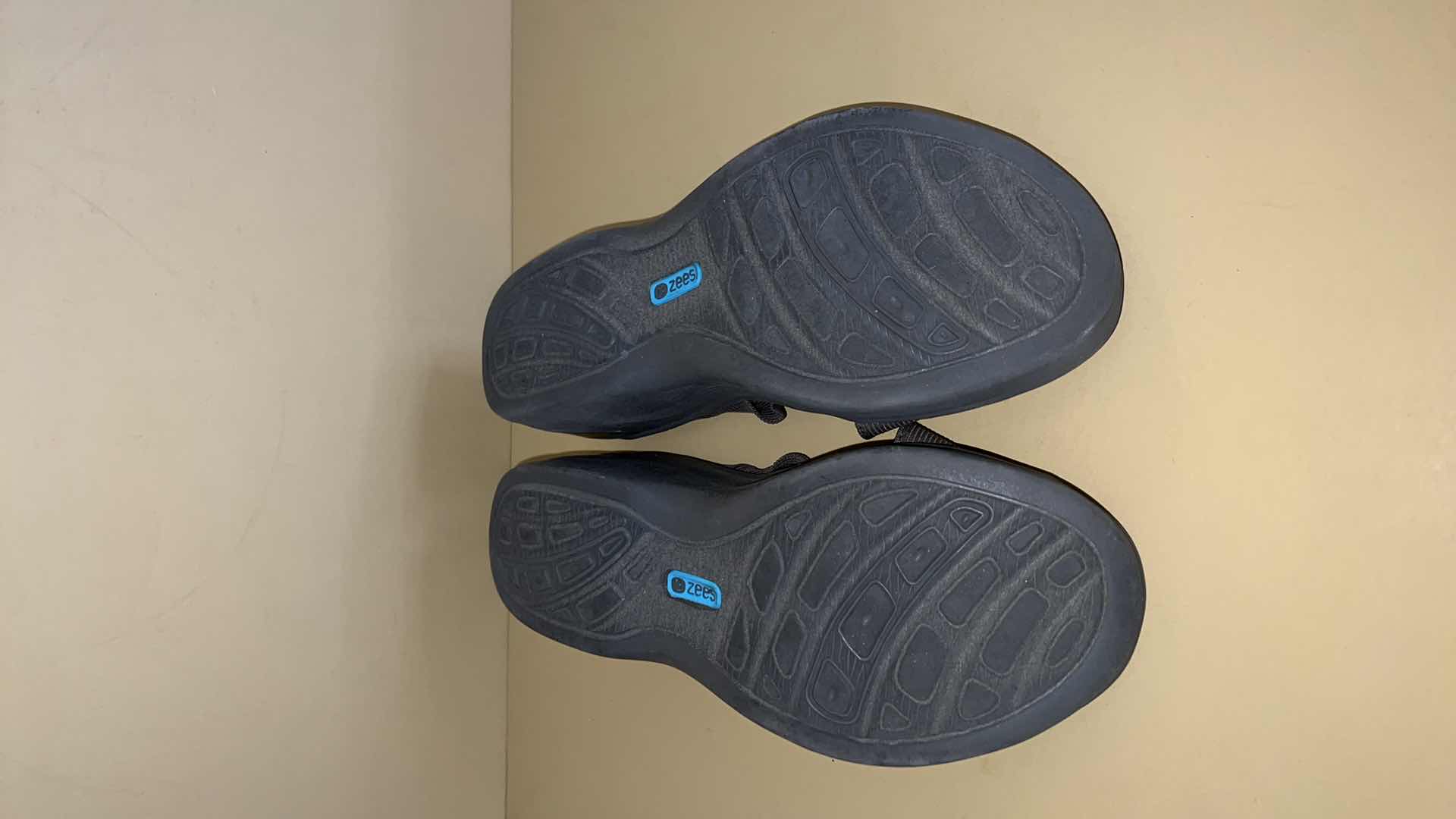 Photo 1 of BZEES LADIES SHOES (SIZE 8)