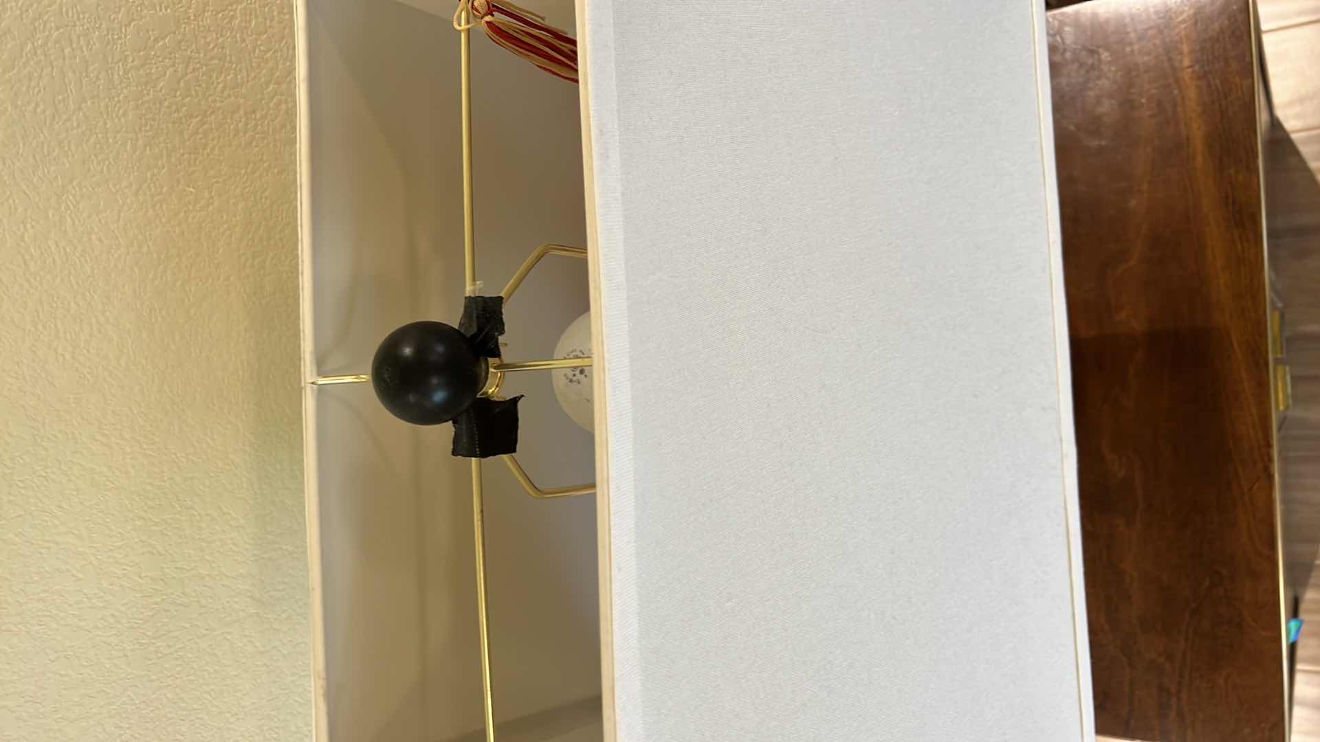 Photo 1 of VINTAGE "BROWN W LEAVES" CERAMIC TABLE LAMP W SHADE H29”