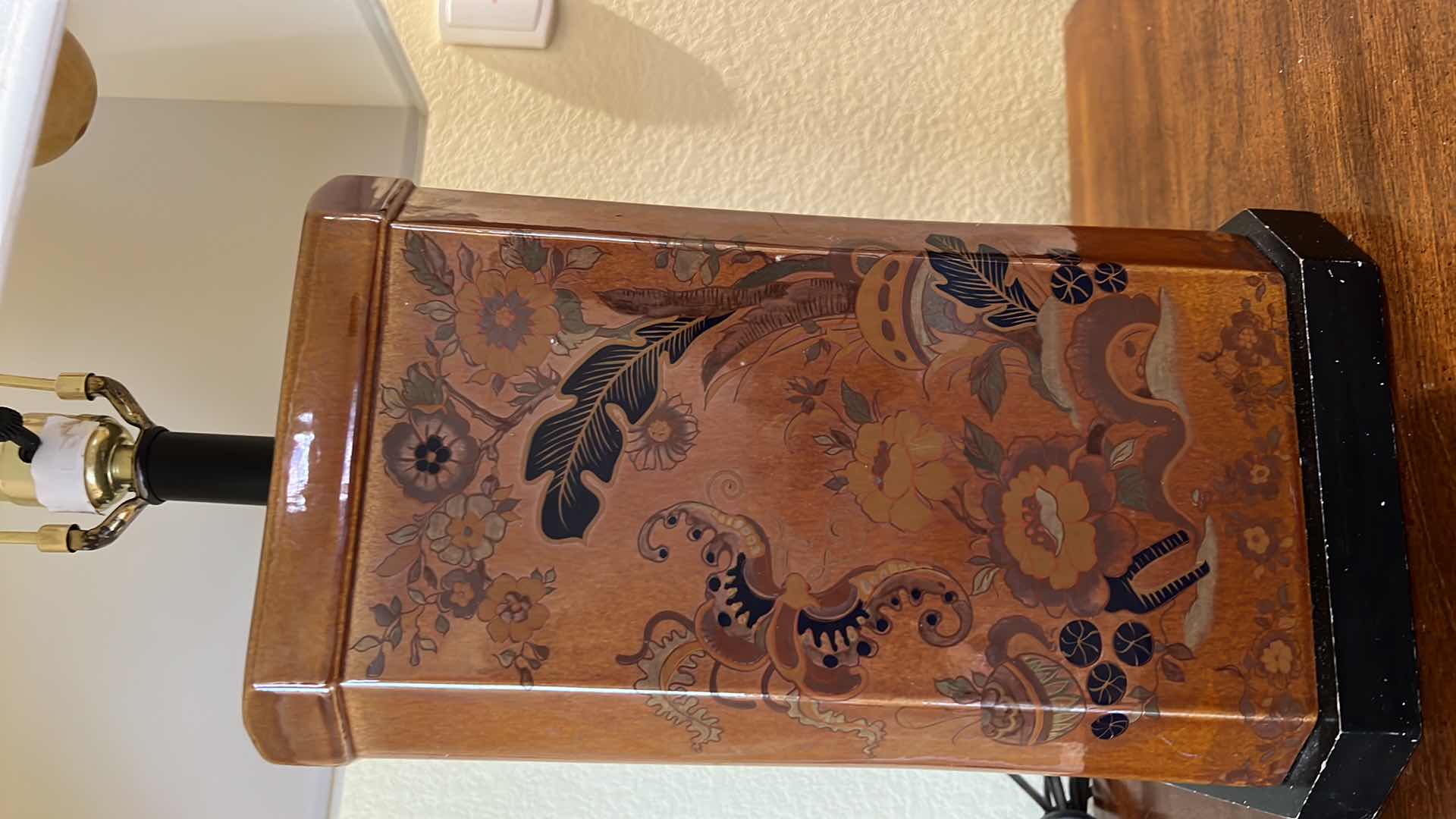 Photo 1 of VINTAGE "BROWN W LEAVES" CERAMIC TABLE LAMP W SHADE H29”