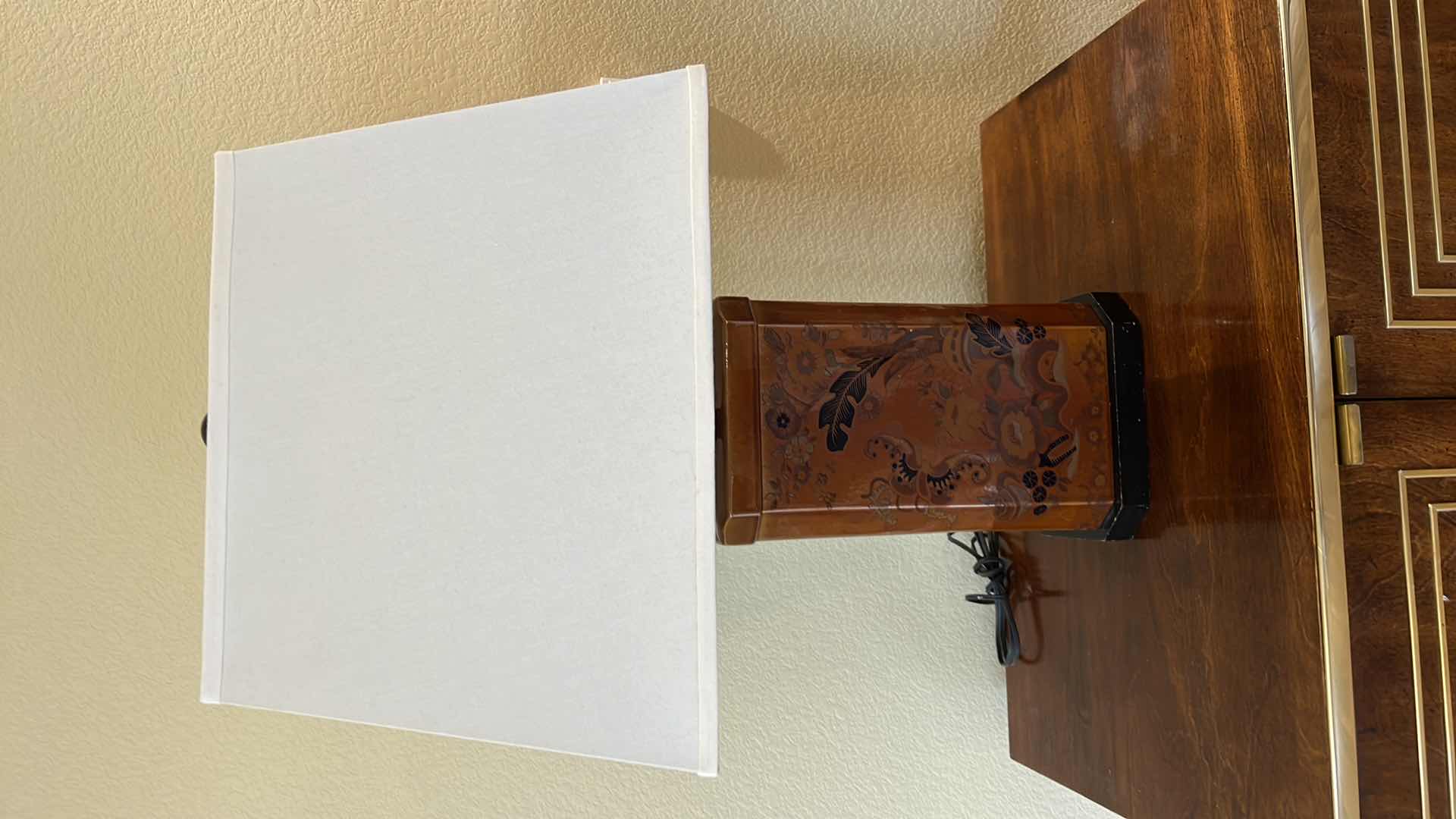 Photo 1 of VINTAGE "BROWN W LEAVES" CERAMIC TABLE LAMP W SHADE H29”