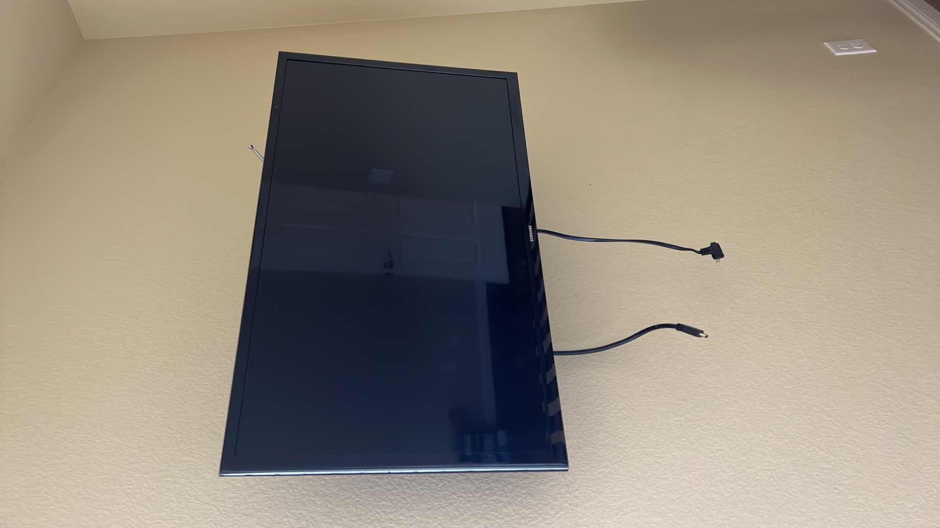 Photo 1 of 31” SAMSUNG TV W REMOTE & WALL MOUNT