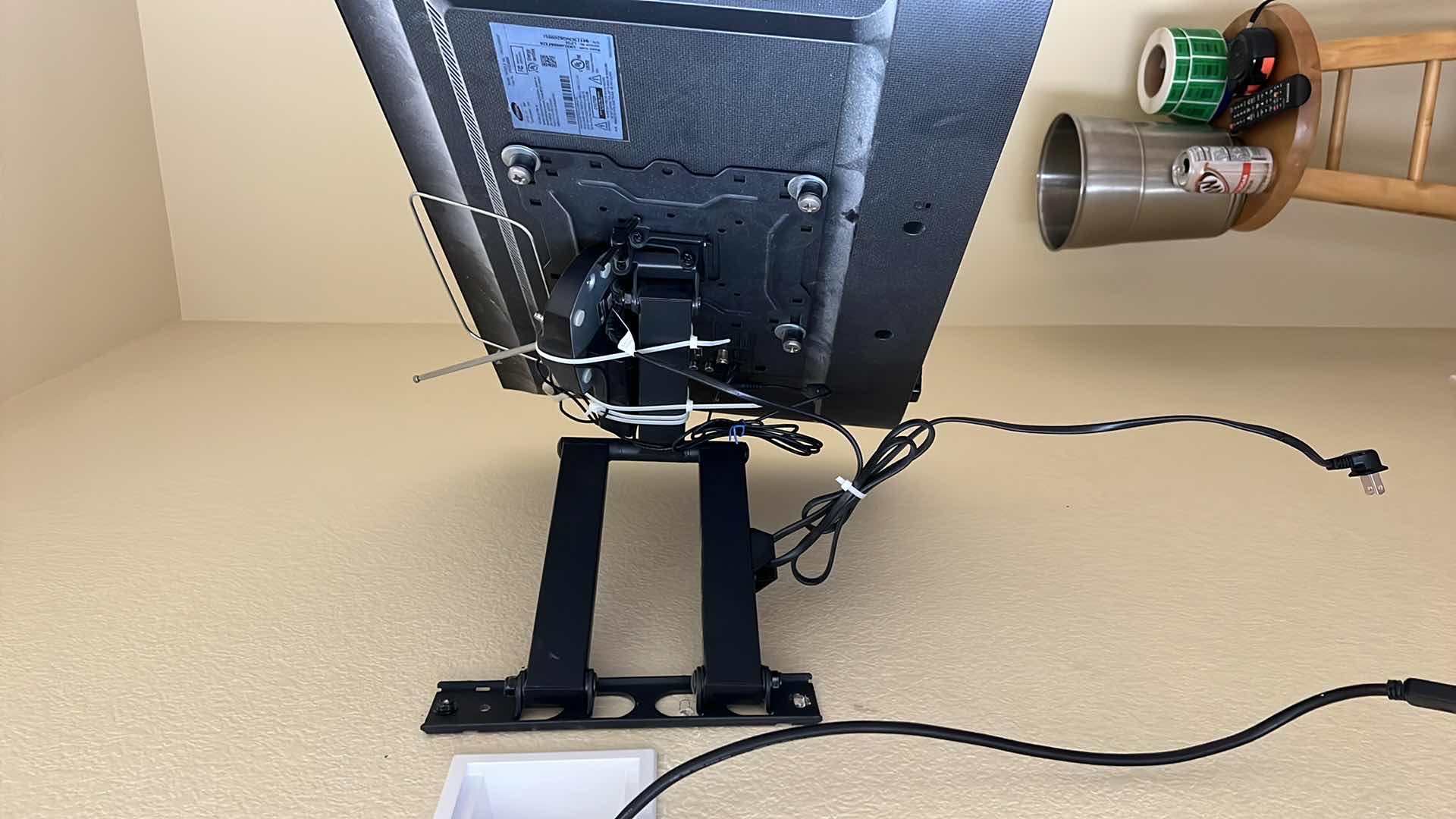 Photo 1 of 31” SAMSUNG TV W REMOTE & WALL MOUNT