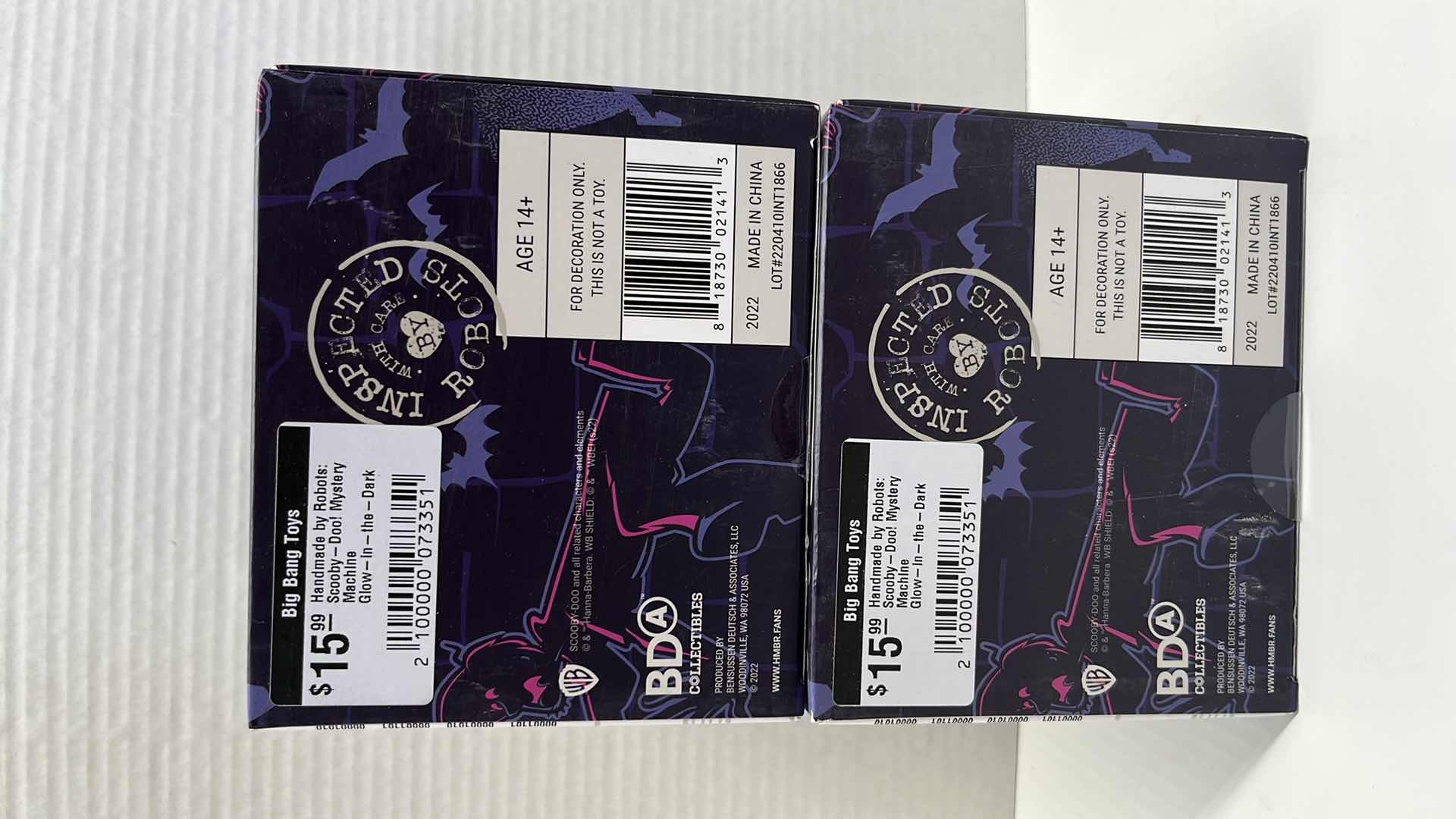 Photo 4 of NIB BDA COLLECTIBLES HANDMADE BY ROBOTS SCOOBY DOO MYSTERY MACHINE GLOW IN THE DARK VINYL FIGURE (2)