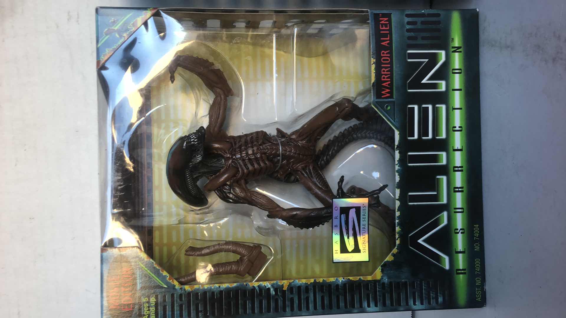 Photo 1 of NIB ALIENS MOVIE ACTION FIGURES WARRIOR ALIEN AND BATTLE SCARRED ALIEN