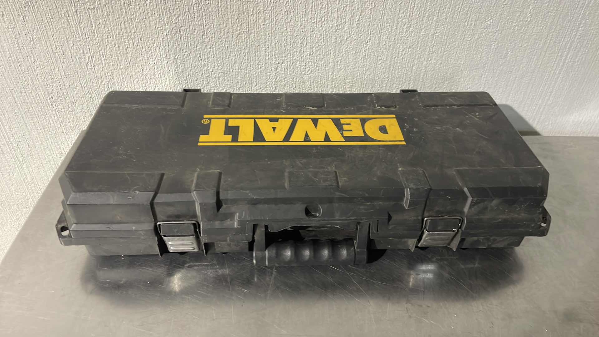 Photo 1 of DEWALT 18V VARIABLE SPEED RECIPROCATING SAW DC385 WITH CHARGER AND BATTERY IN HARD CASE
TESTED WORKING