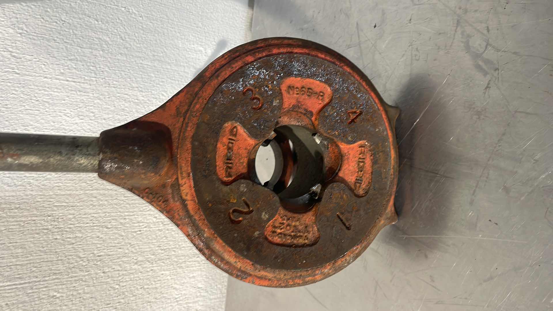 Photo 1 of RIDGID 65R-TC 1" - 2" MANUAL RECEDING PIPE THREADER ITEM IS DIRTY NEEDS TLC